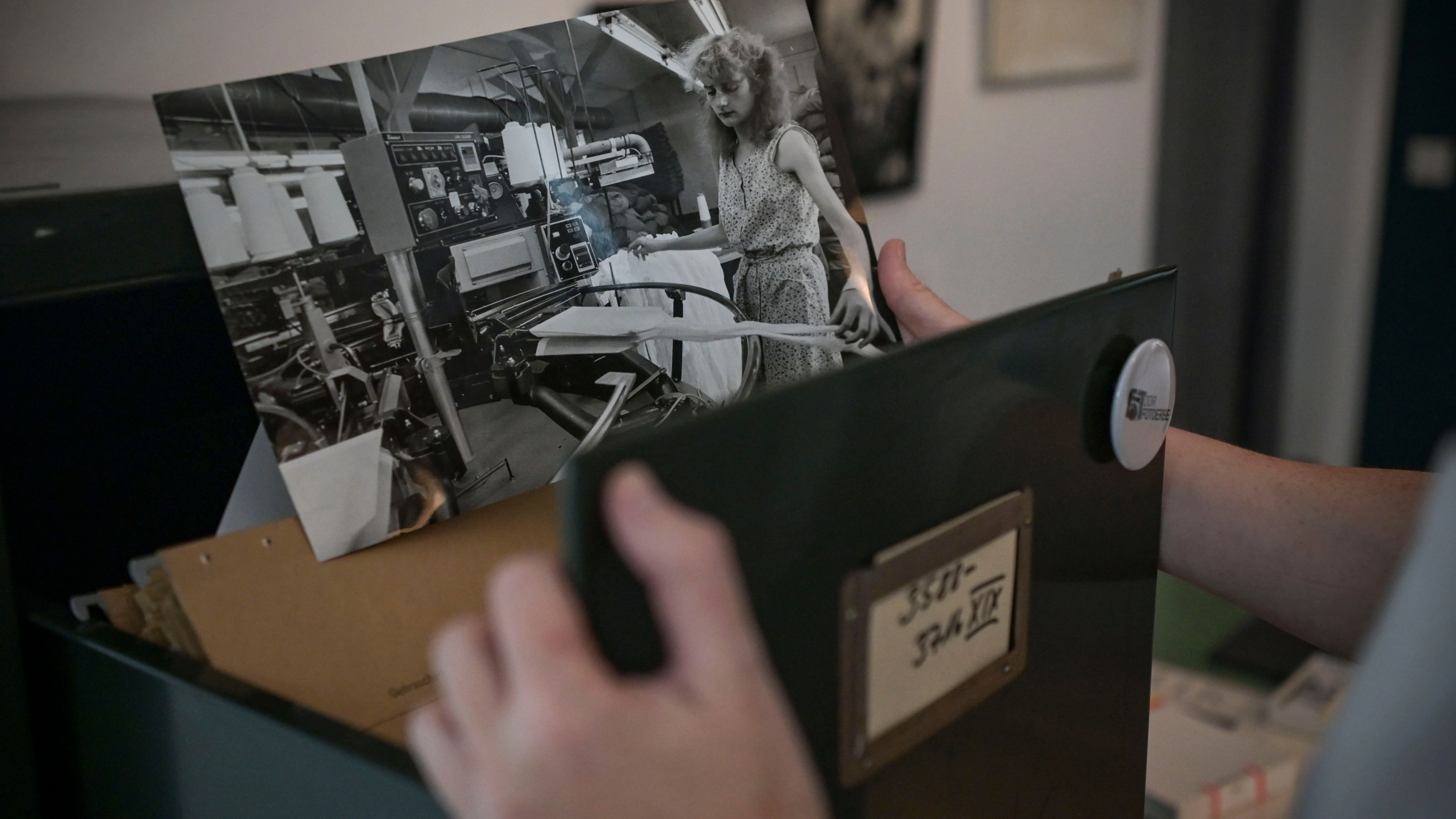 In den Archivkästen werden viele der Fotos in den Agenturräumen in der Pfarrstraße aufbewahrt, die den Alltag im Osten Berlins dokumentieren.