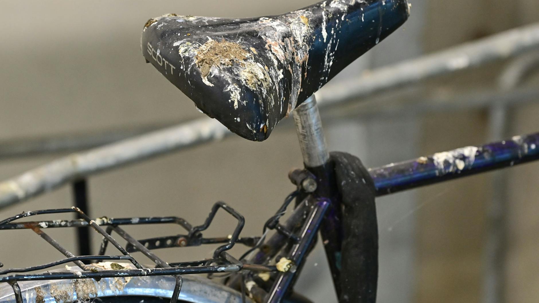 Ein Fahrrad im Fahrradparkhaus ist voller Taubenkot. An einigen Plätzen und Bahnhöfen in Berlin und Brandenburg tummeln sich zahlreiche Tauben. 