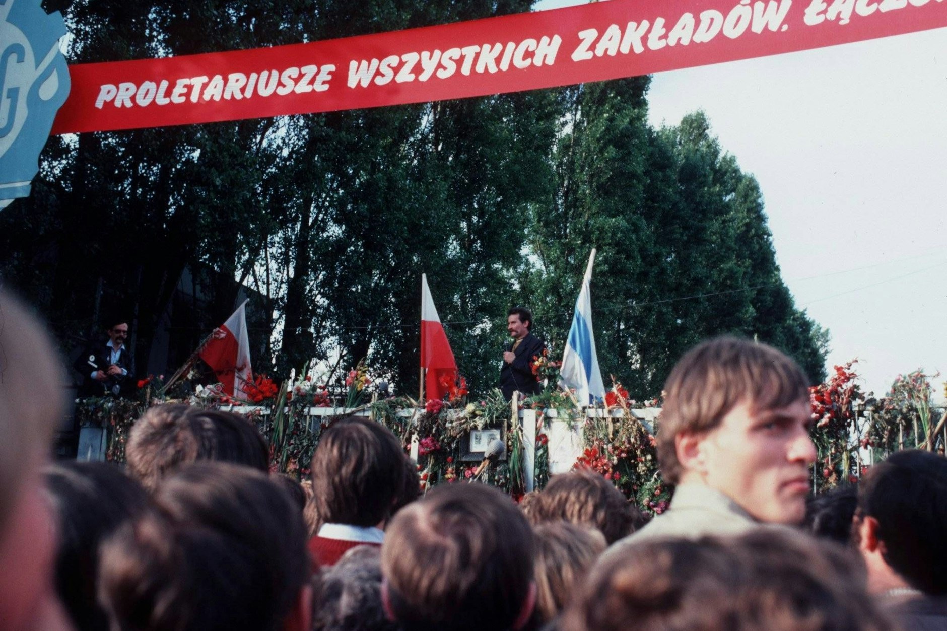 Streikführer Lech Walesa spricht zu streikenden Arbeitern in der Gdingener Werft im Jahr 1980.
