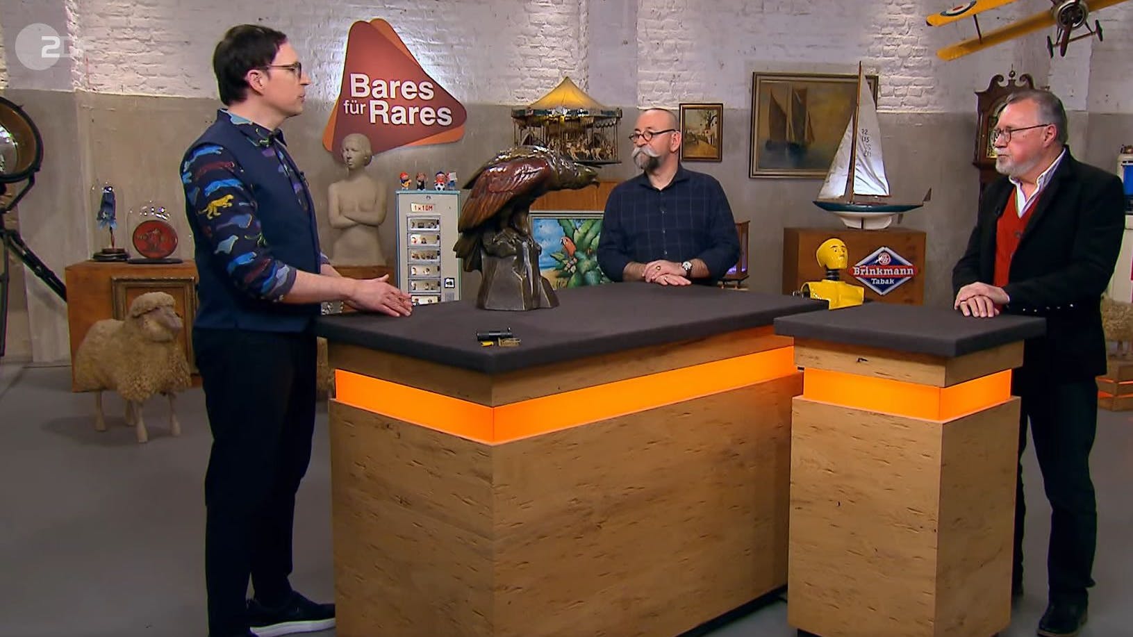 „Bares für Rares“-Experte Colmar Schulte-Goltz (li.) schockt mit seiner Schätzung sowohl Moderator Horst Lichter las auch den Besitzer Thomas (re.)