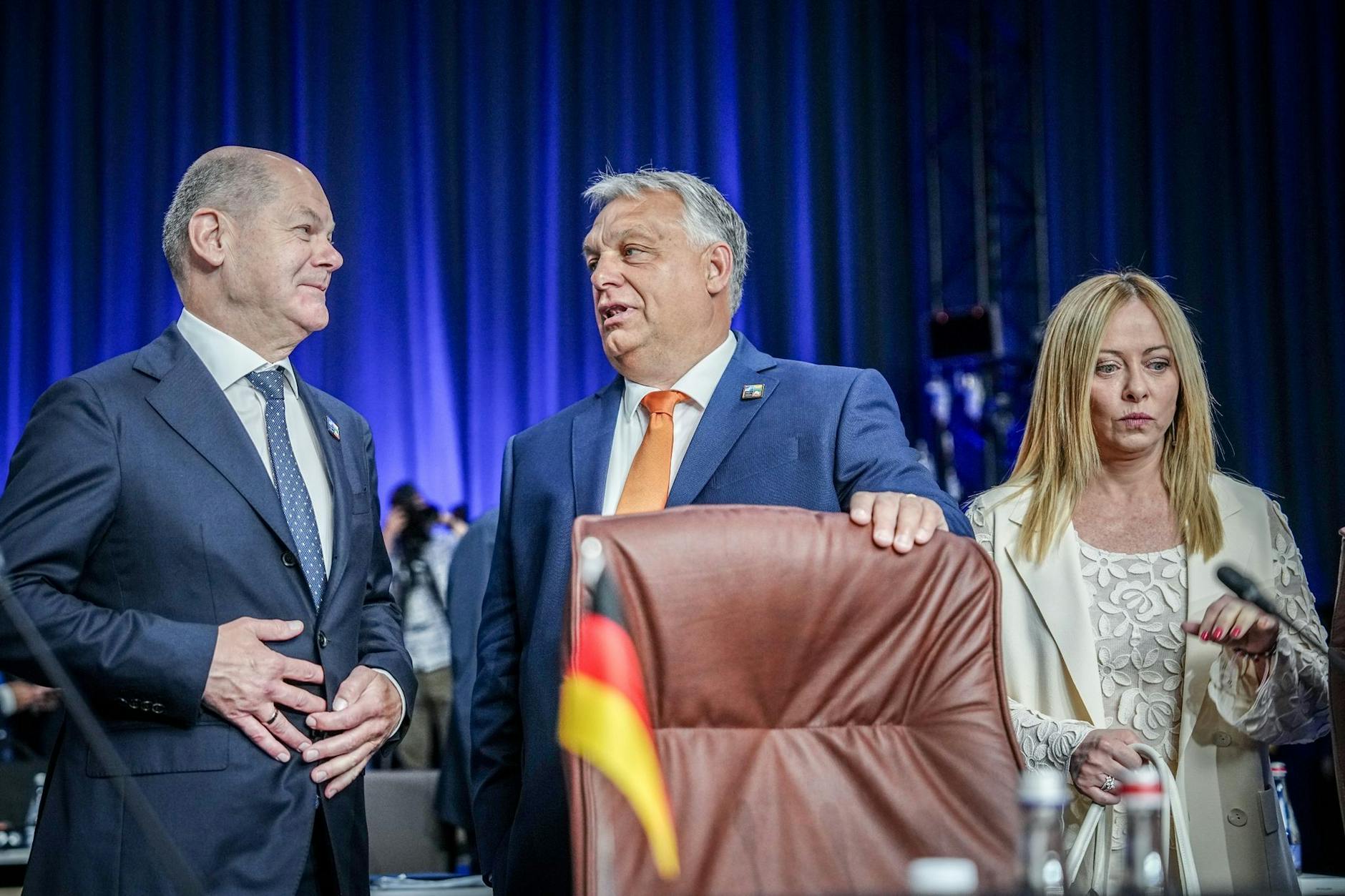 Bundeskanzler Olaf Scholz (SPD, v.l.n.r.), Ungarns Ministerpräsident Viktor Orbán und Italiens Ministerpräsidentin Giorgia Meloni beim Nato-Gipfel in Litauen