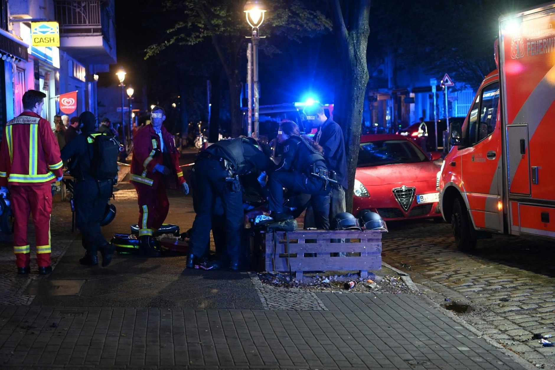 In Neukölln wurden zwei Männer aus einem fahrenden Auto heraus angeschossen.