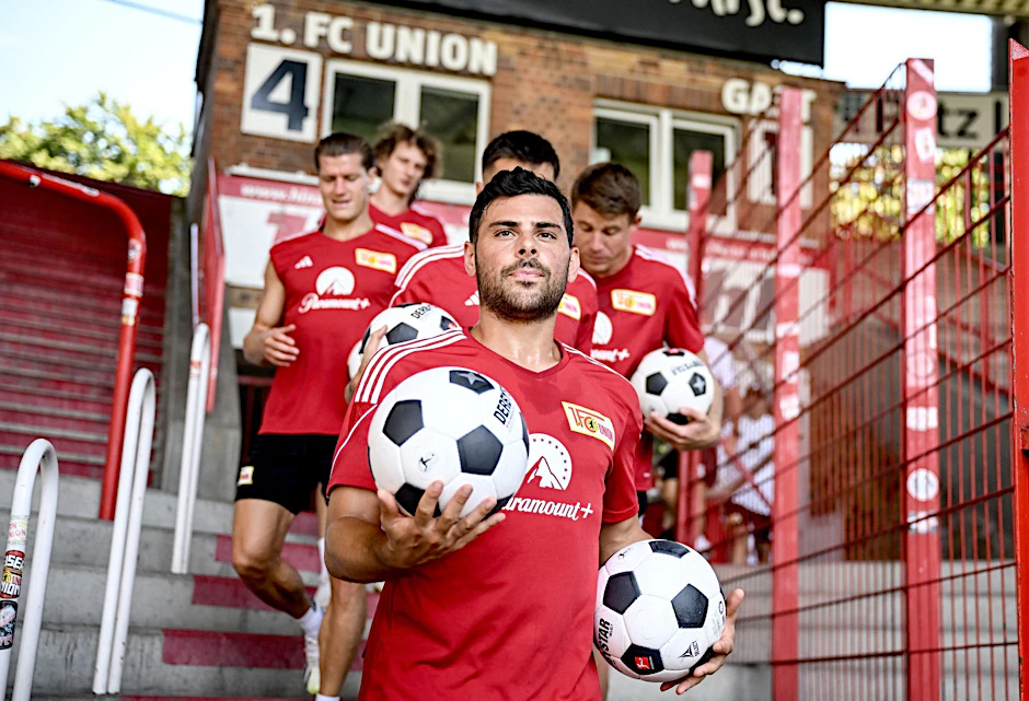 ARCHIV - Spieler Kevin Volland kommt auf den Platz.  