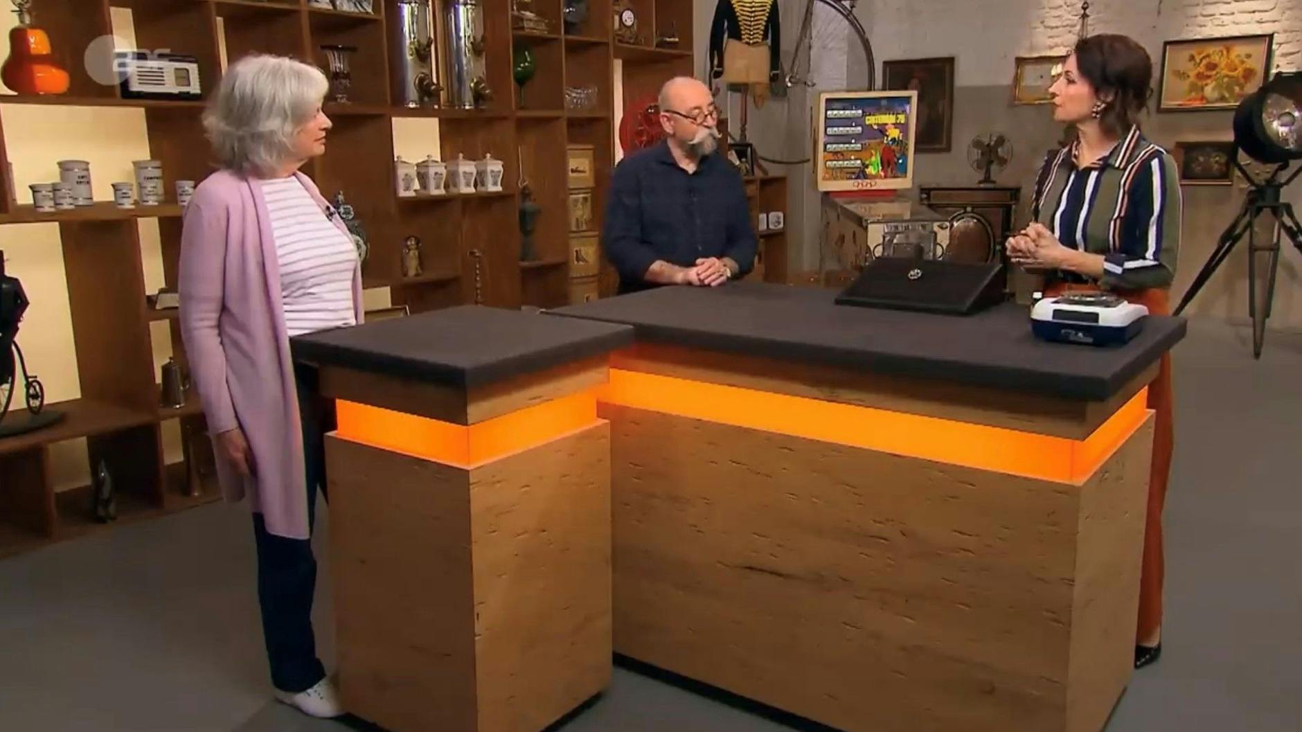 „Bares für Rares“-Expertin Wendela Horz erzählt begeistert von der Brosche.