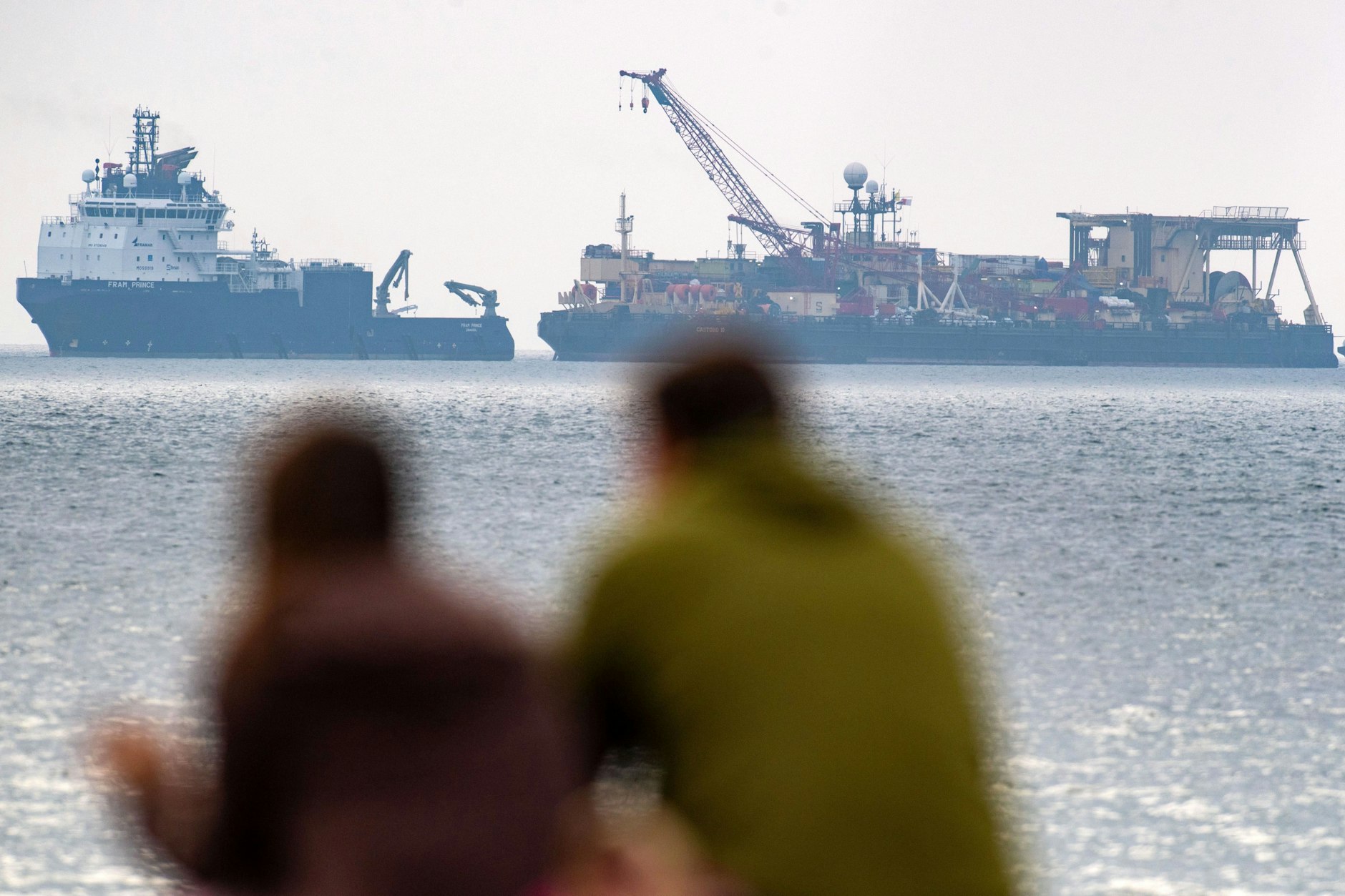 Der LNG-Tanker „Castoro 10“ liegt vor dem Hafen von Mukran.