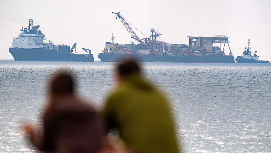 Der LNG-Tanker „Castoro 10“ liegt vor dem Hafen von Mukran.