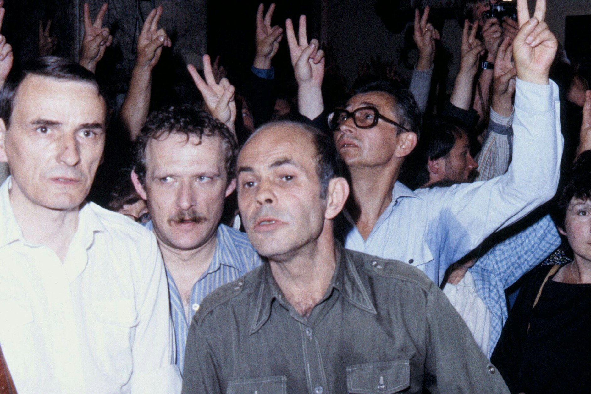 Jacek Kuron (Mitte) mit Piotr Naimski und Adam Michnik während einer Kundgebung in Danzig im Jahr 1986