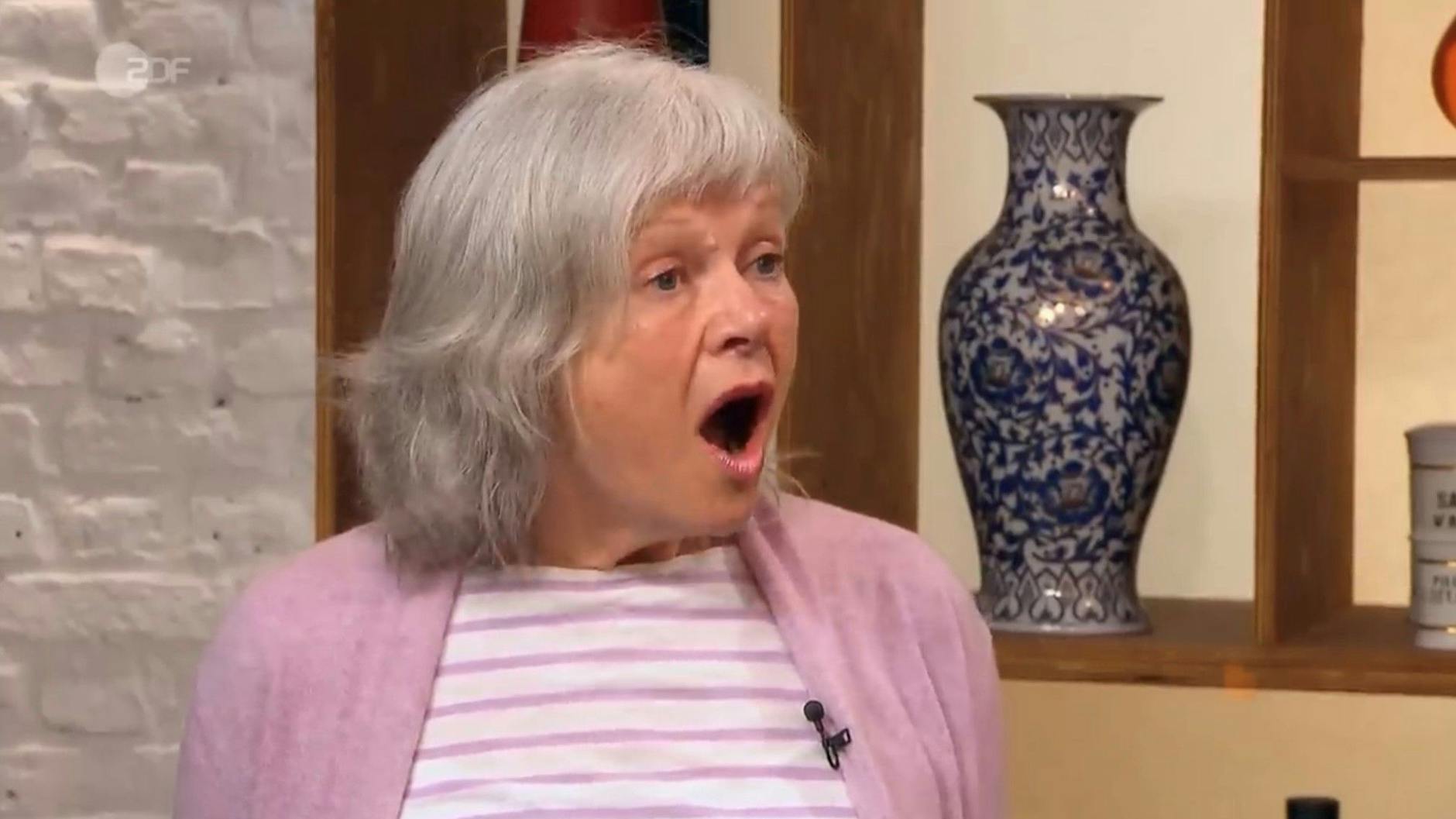 Geschockt bleibt der „Bares für Rares“-Kandidatin der Mund offen stehen: 4000 Euro ist die Brosche wert.