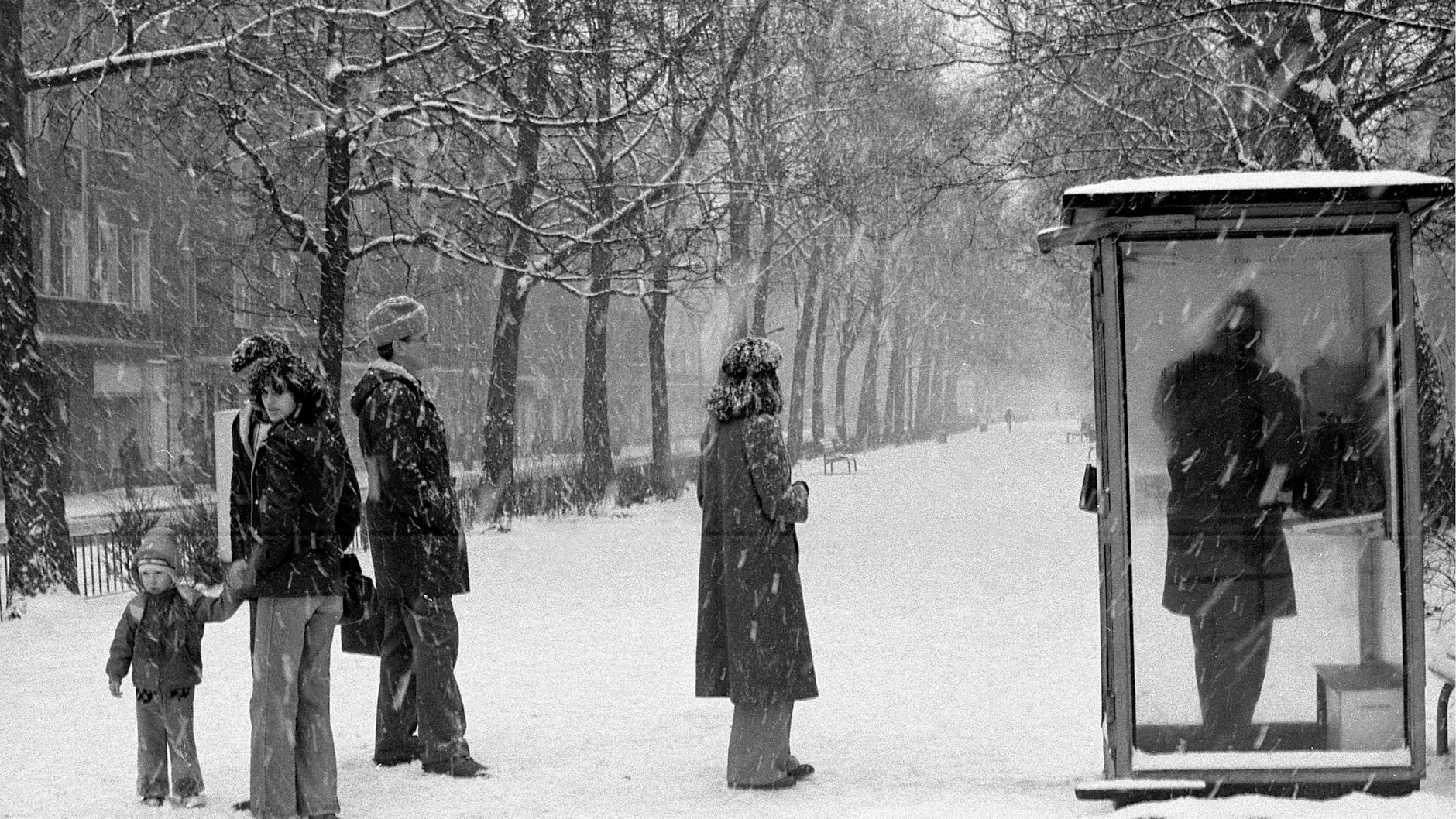 Sogar bei Schneefall wurde vor den Telefonzellen angestanden. Nur wenige Haushalte hatten ein eigenes Telefon in der DDR. 