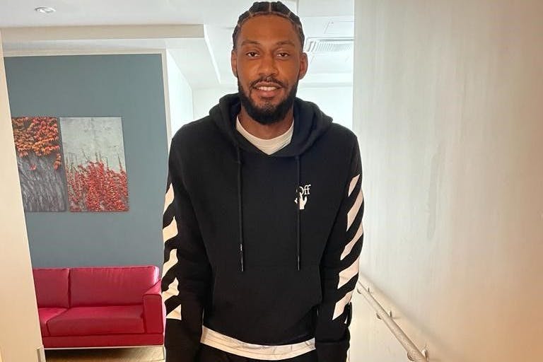 Dominic Duncan lächelt in der Klinik, stützt sich auf Krücken.