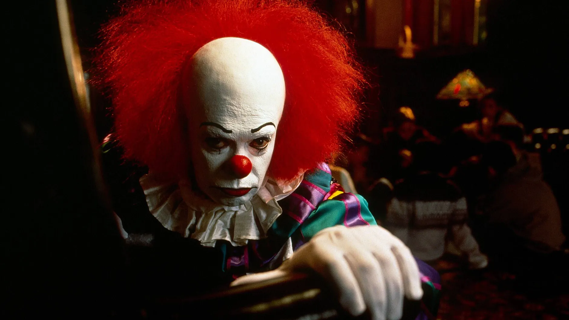Tim Curry als Pennywise in der Verfilmung von Stephen Kings „Es“ ist für viele der Grund für ihre Coulrophobie.