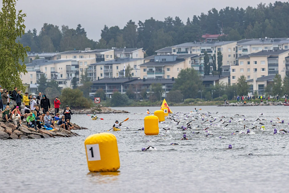Bei der Triathlon-WM kam es zu einem tragischen Zwischenfall beim Schwimmen.  