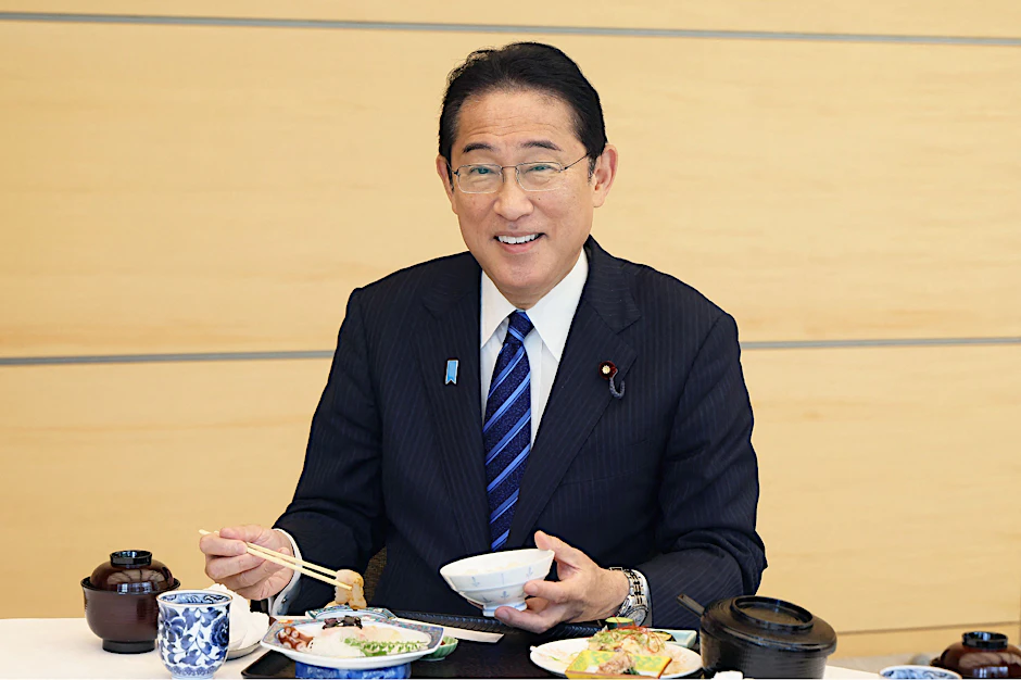 Japans Regierungschef wirbt für den Kauf von Fisch aus der Region um das zerstörte Atomkraftwerk Fukushima.&nbsp;
