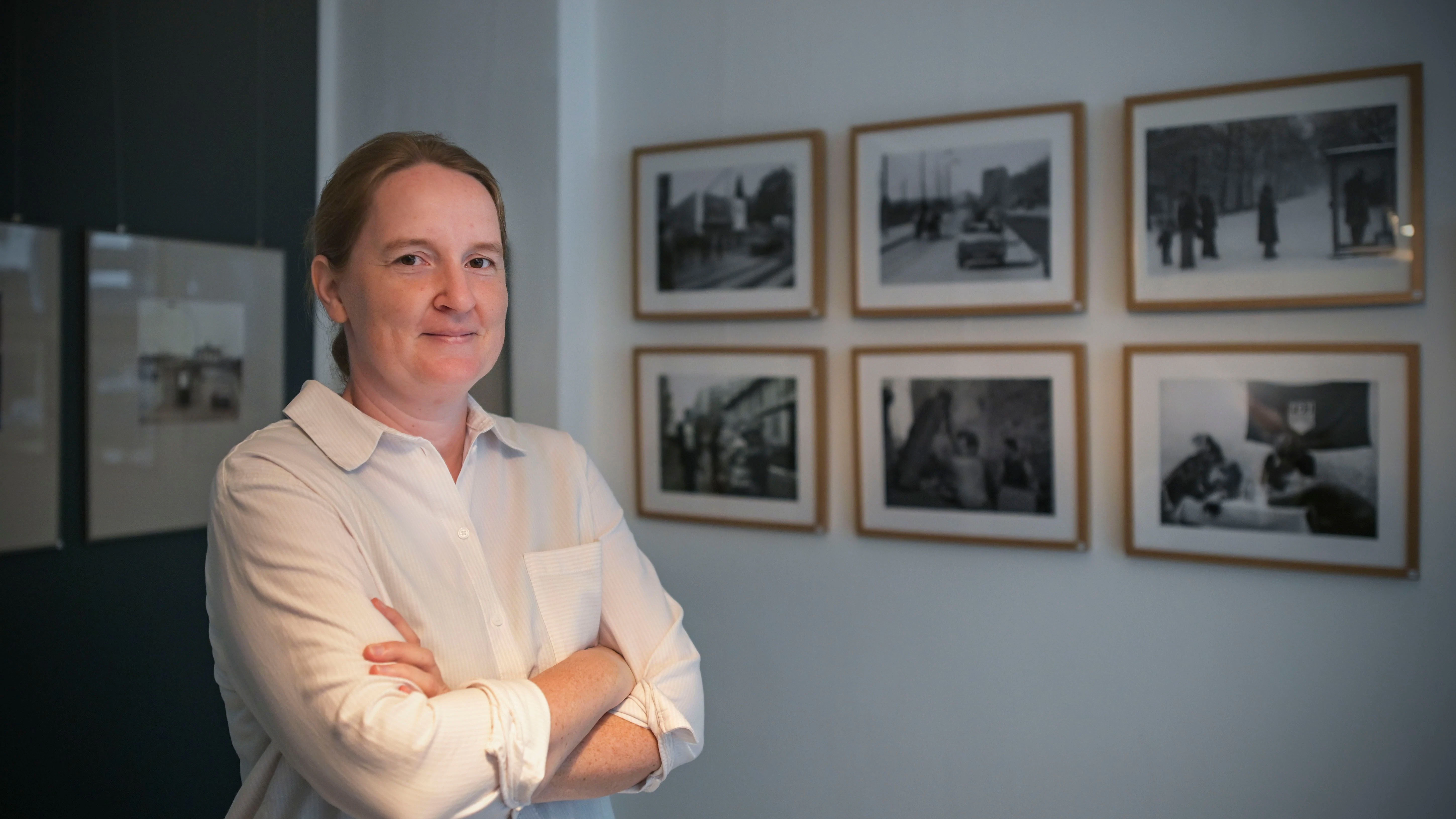 Historikerin Sandra Neumann in einem Raum der Ausstellung: Sie ist Mitgründerin der Agentur „DDR Fotoerbe“.