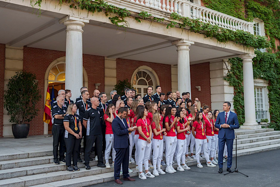 Spaniens Ministerpräsident Pedro Sánchez (r) zeichnete die Weltmeisterinnen mit der Goldmedaille für Verdienste im Sport aus.  
