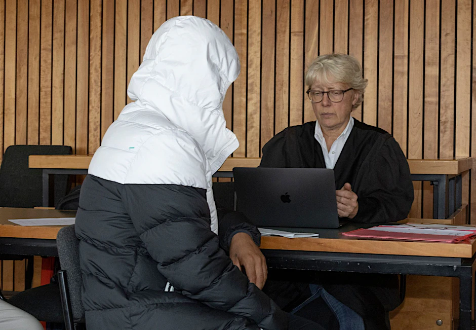 Der Angeklagte Asadulah A. mit seiner Verteidigerin am Mittwoch, den 30. August 2023.
