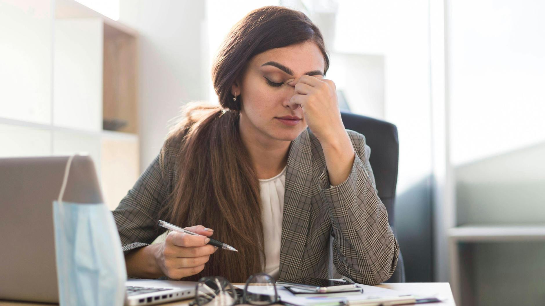 Wer an Migräne leidet, sollte nicht nur zu Schmerzmitteln greifen, sondern auch prophylaktisch dagegen vorgehen.