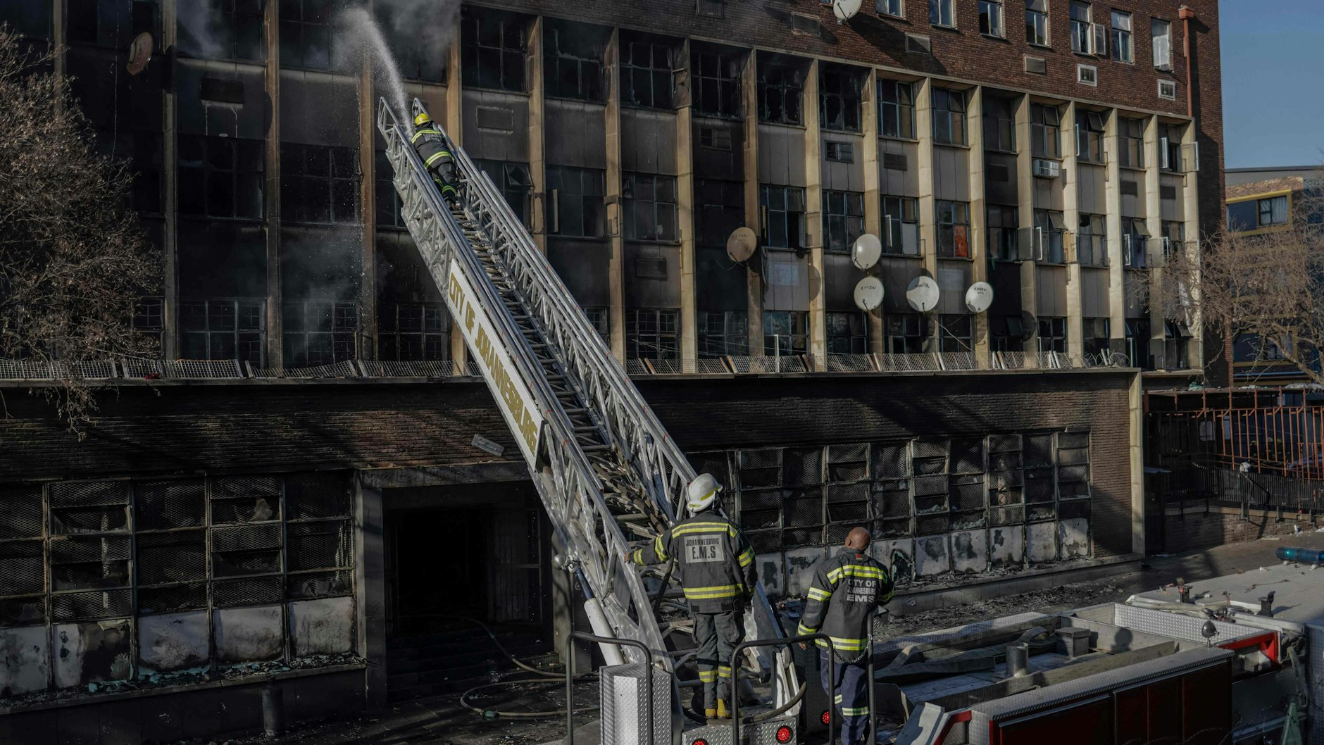 Bei einem Brand in einem fünfstöckigen Gebäude im Zentrum von Johannesburg kamen mindestens 63 Menschen ums Leben.