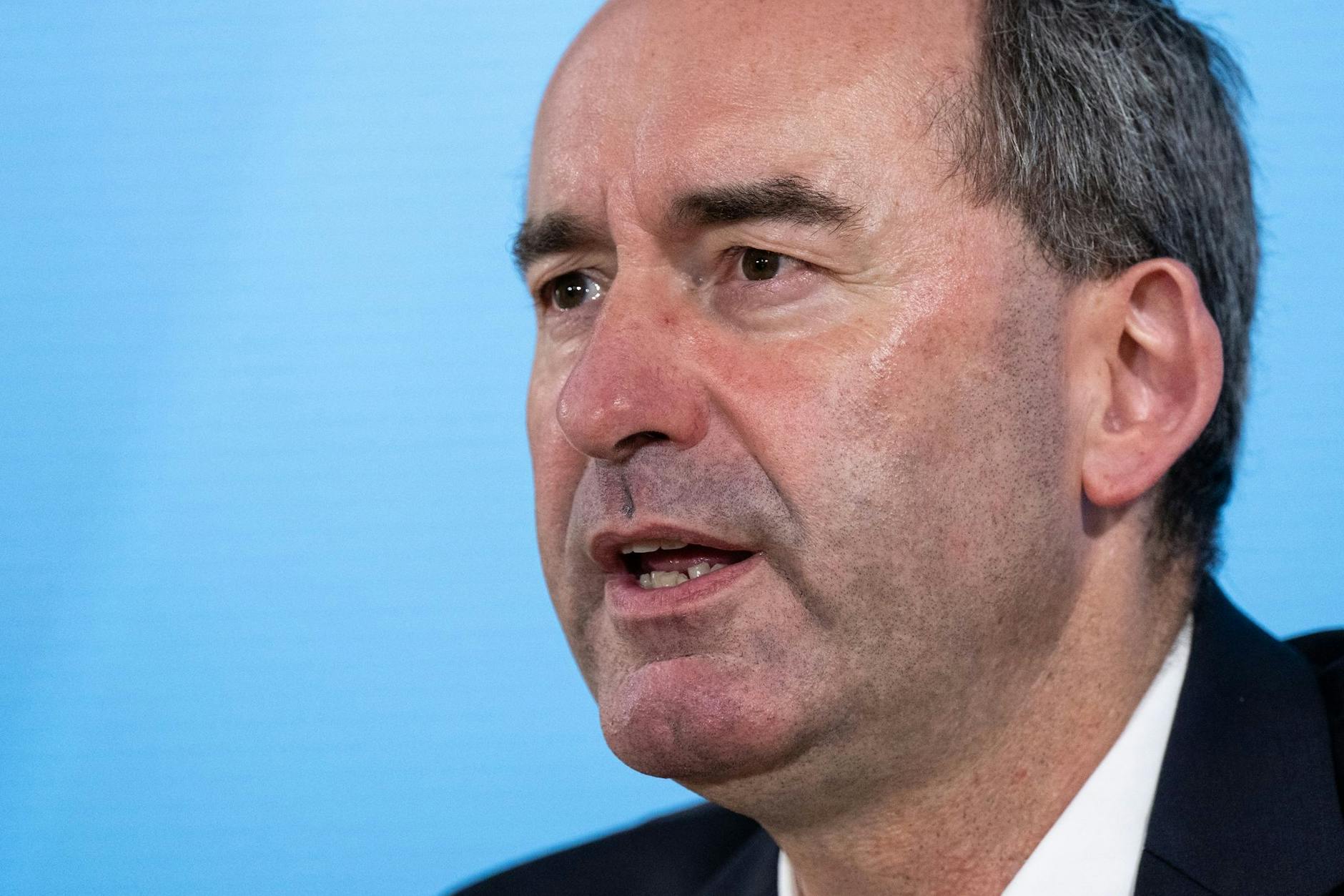 Bayerns Wirtschaftsminister Hubert Aiwanger muss viele offene Fragen beantworten.