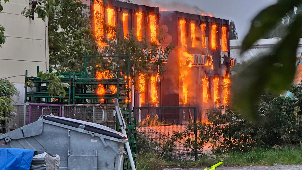 Großbrand in Marzahn: Lagerhalle stürzt im Feuer ein, Löscharbeiten noch bis Freitag
