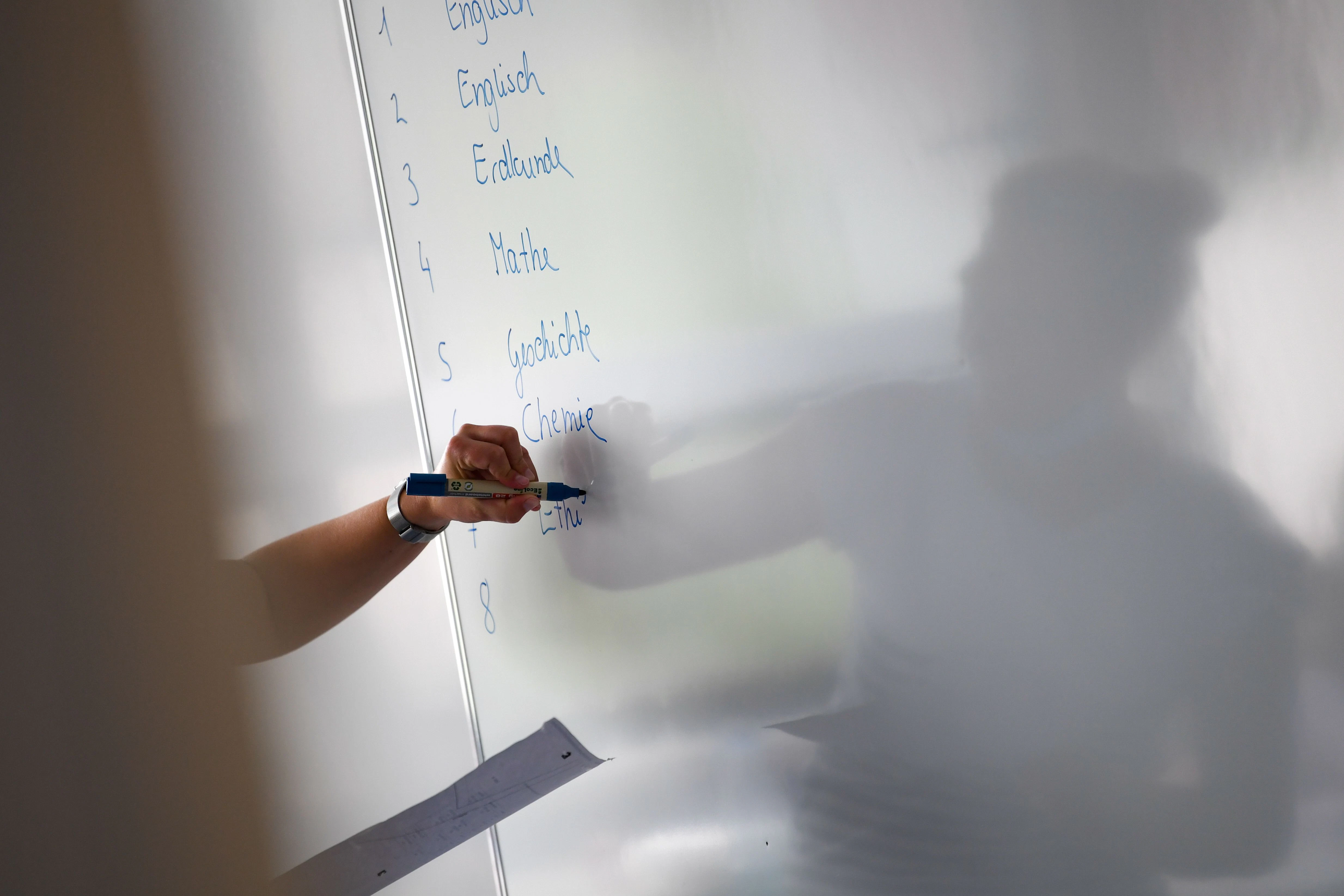 Bei vielen kommt das Gefühl auf, dass es hierbei nicht um die professionelle praktische Ausbildung, sondern um die kostengünstige Sicherung des Unterrichts und der Kinderbetreuung geht.