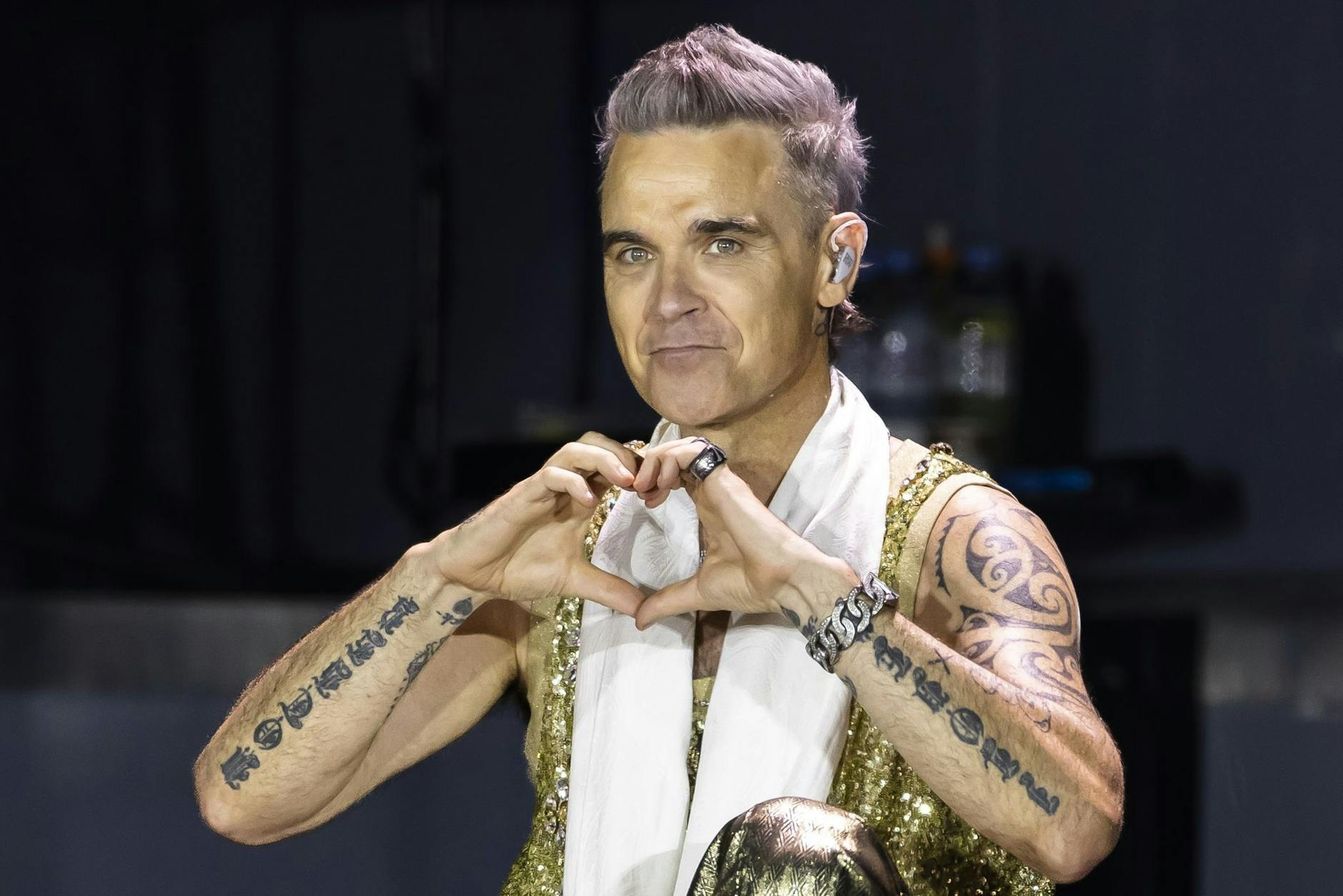 ARCHIV - Ist großer Fußball-Fan: Der britische Sänger Robbie Williams.