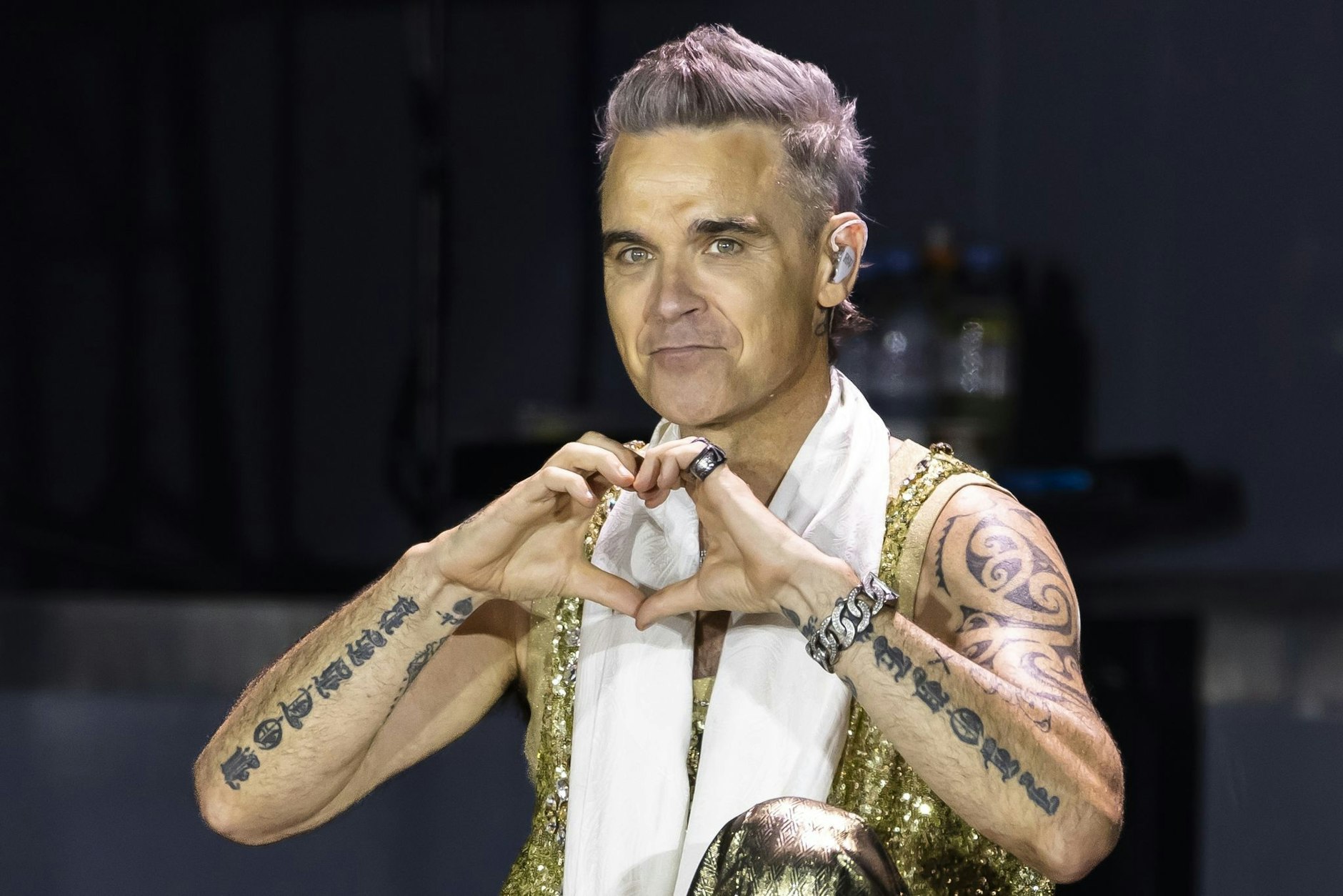 ARCHIV - Ist großer Fußball-Fan: Der britische Sänger Robbie Williams.  