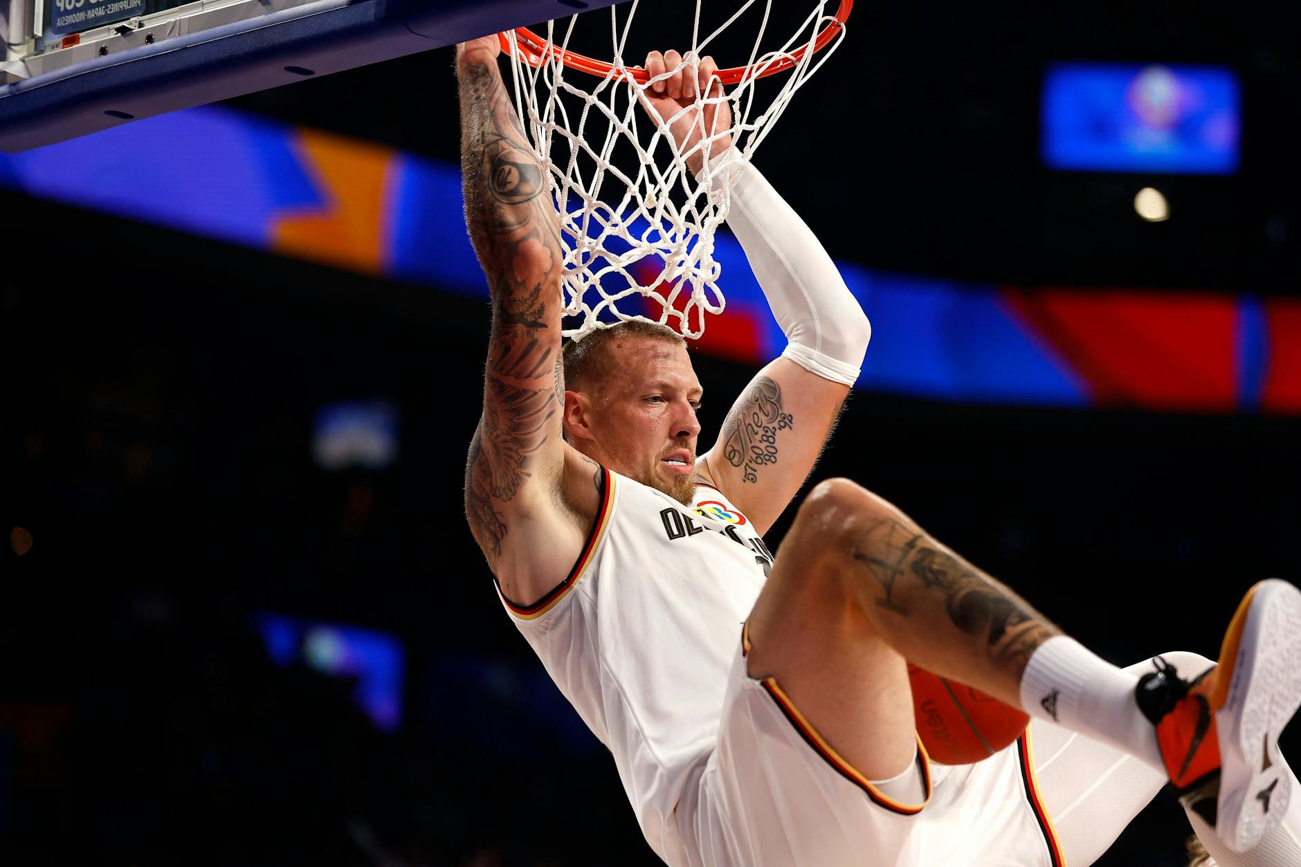Daniel Theis ist unter den Körben für die deutschen Basketballer auf beiden Seiten des Feldes sehr wichtig.