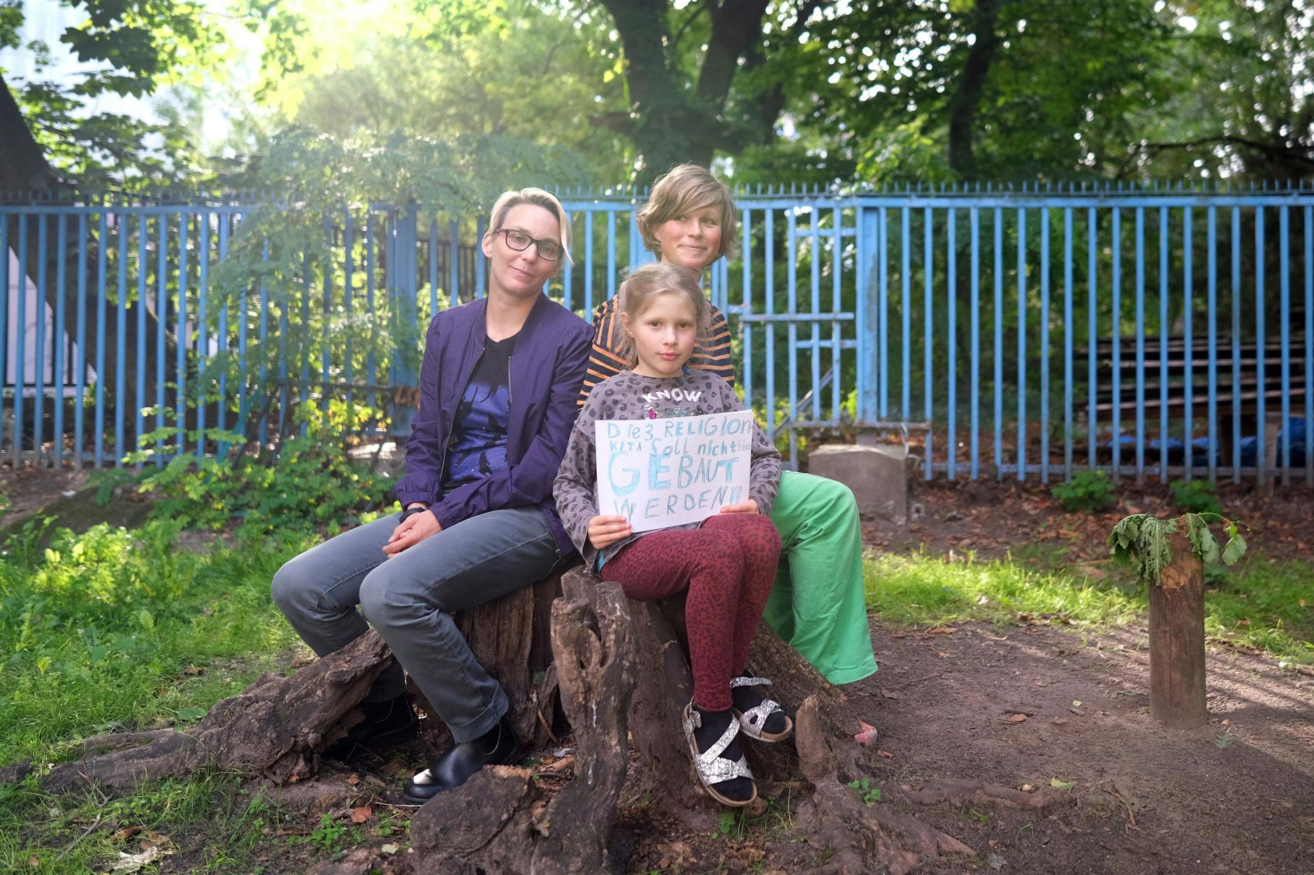 Sie gehören zur Bürgerinitiative: Iris Noa (l.), Anja Roder und Tochter Marlene mit einem Protestschild