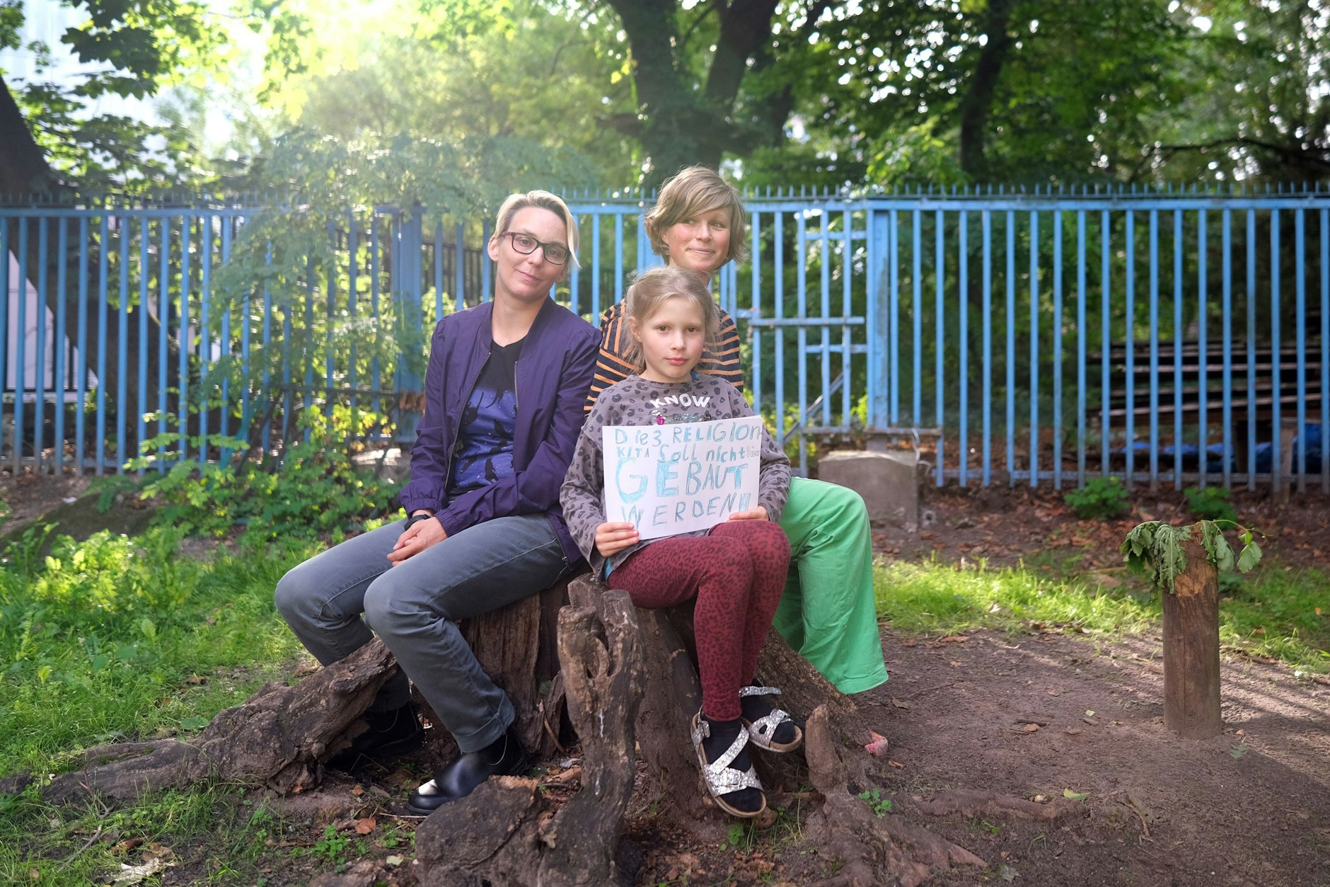 Sie gehören zur Bürgerinitiative: Iris Noa (l.), Anja Roder und Tochter Marlene mit einem Protestschild