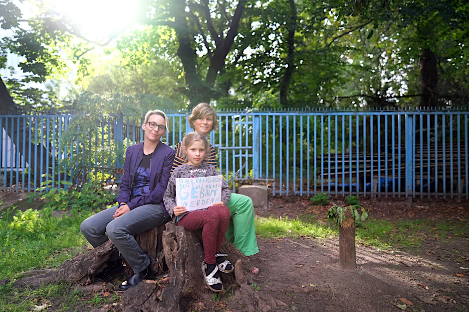 Sie gehören zur Bürgerinitiative: Iris Noa (l.), Anja Roder und Tochter Marlene mit einem Protestschild