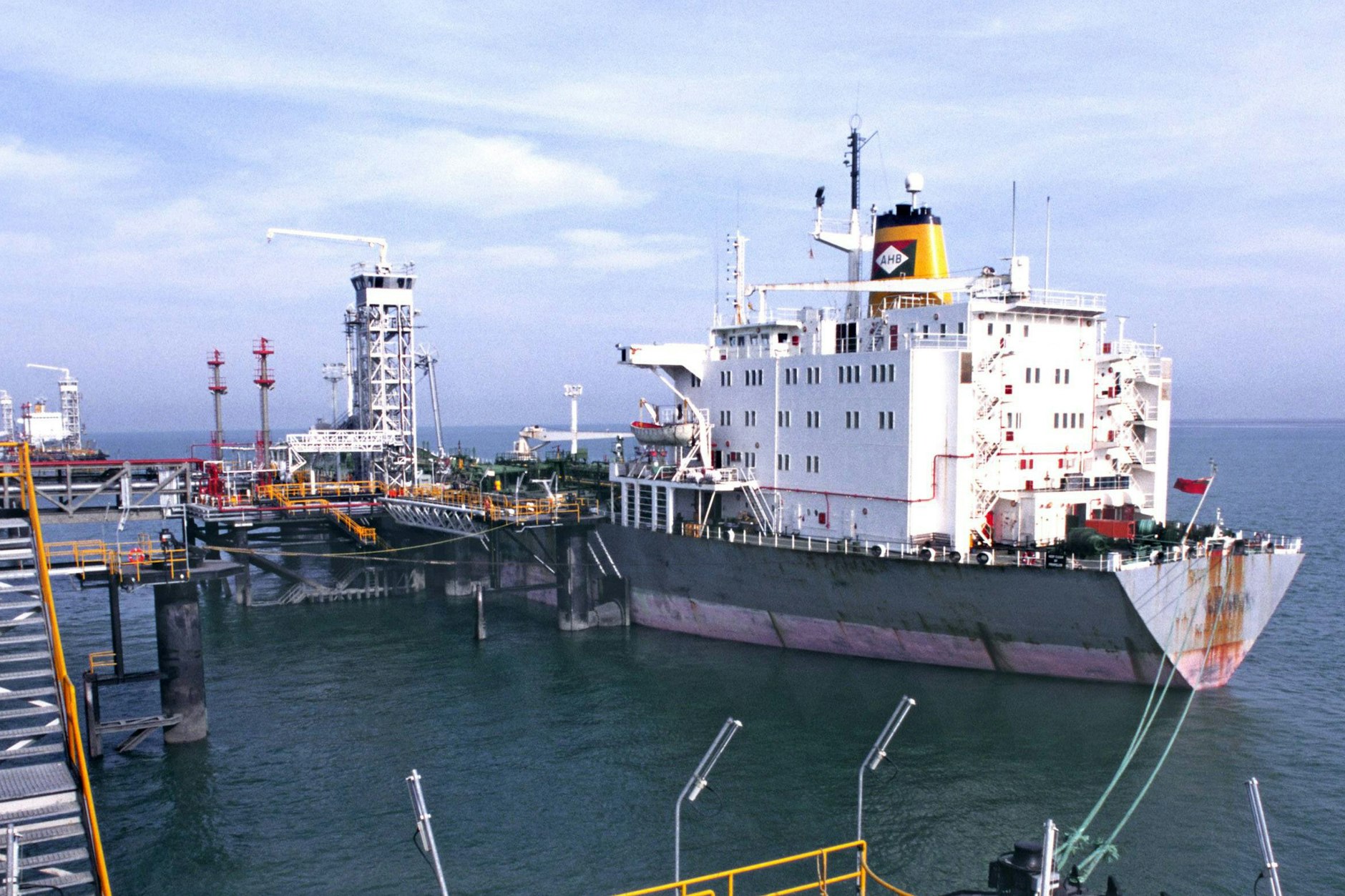 Ein Frachter im Hafen der indischen Stadt Jamnagar