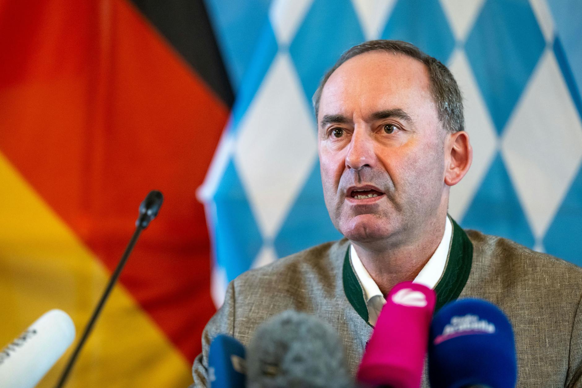 Späte Reue: Bayerns Vize-Regierungschef Hubert Aiwanger hat sich in der Affäre um ein antisemitisches Flugblatt aus Schulzeiten entschuldigt.