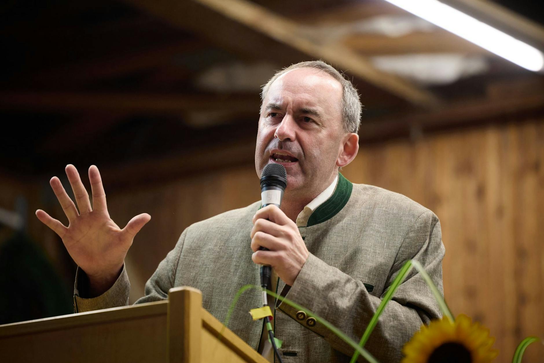Markus Söder (CSU) hat seinen Vize Hubert Aiwanger aufgefordert, alle im Raum stehenden Vorwürfe schnell und umfassend zu klären.