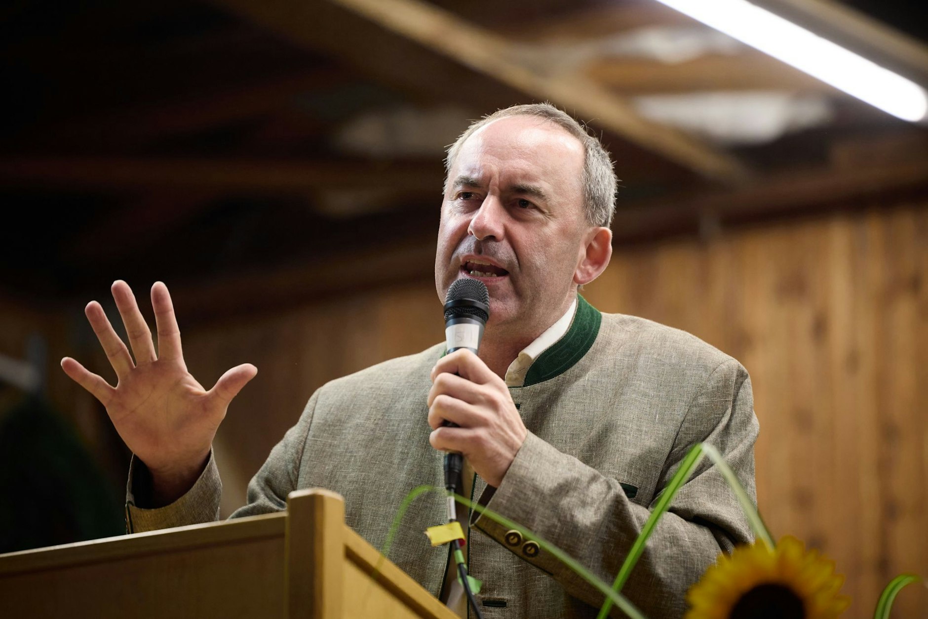 Markus Söder (CSU) hat seinen Vize Hubert Aiwanger aufgefordert, alle im Raum stehenden Vorwürfe schnell und umfassend zu klären.  