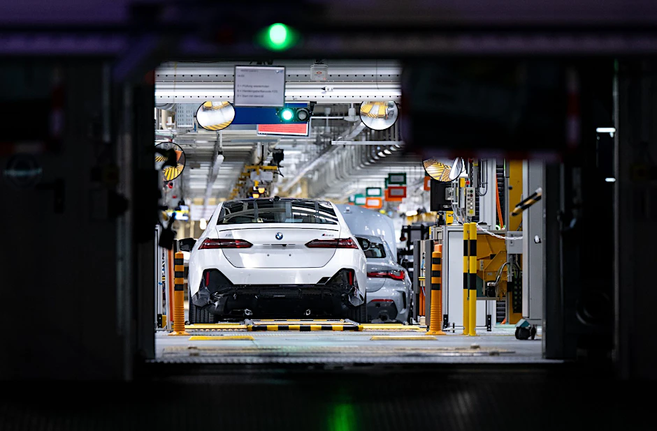 ARCHIV - BMW will in Straßkirchen jährlich rund 600.000 Hochvoltakkus montieren, die dann in Dingolfing, Regensburg und München in die Elektroautos eingebaut werden.  