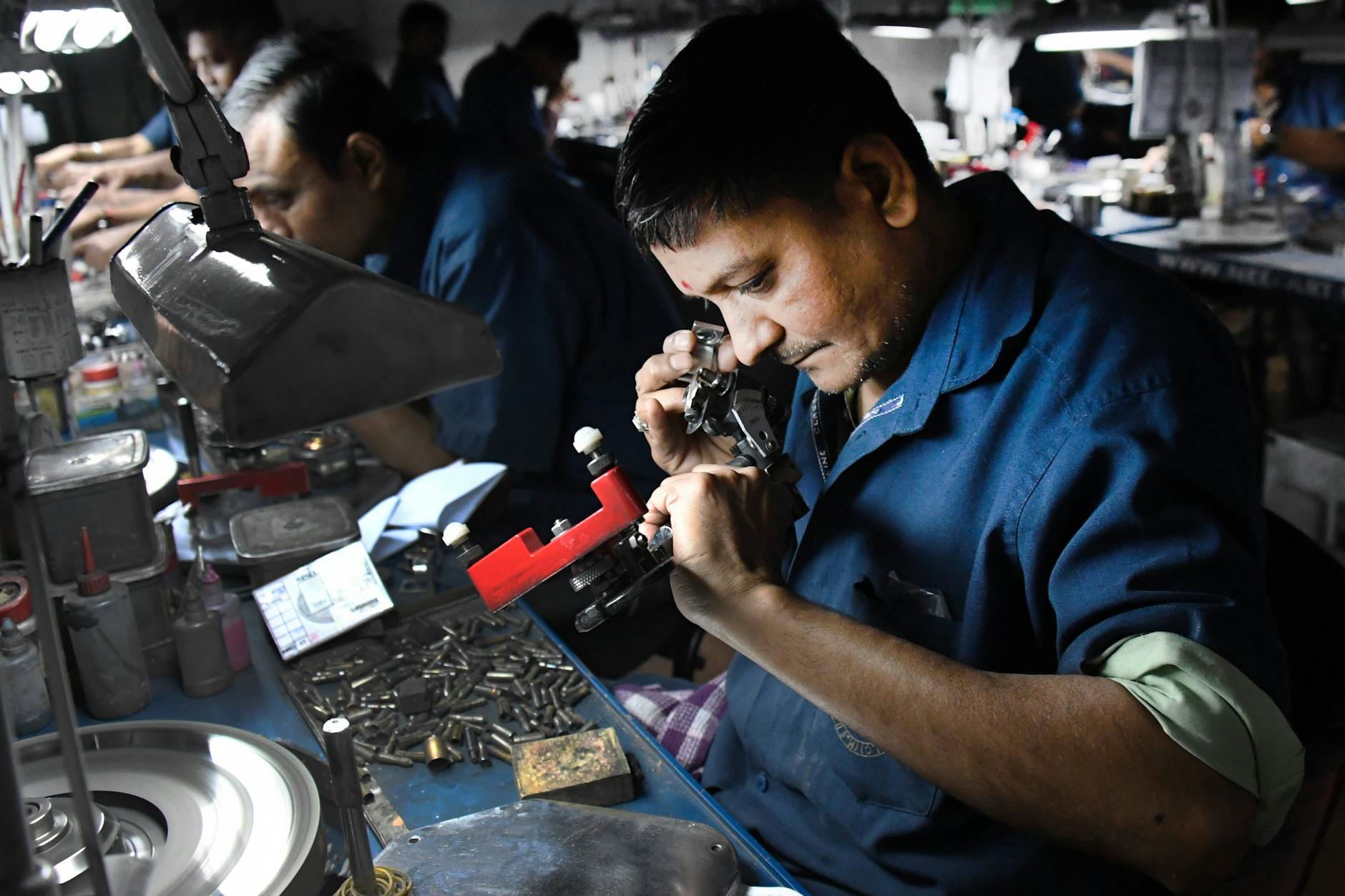 Mitarbeiter überprüfen die Qualität der Rohstoffe an einer Filiale von M. Suresh, einem indischen Unternehmen zur Produktion von Diamanten, in Wladiwostok, Russland. M. Suresh hat zumindest in der Vergangenheit auch mit den Rohdiamanten von Alrosa gearbeitet. 