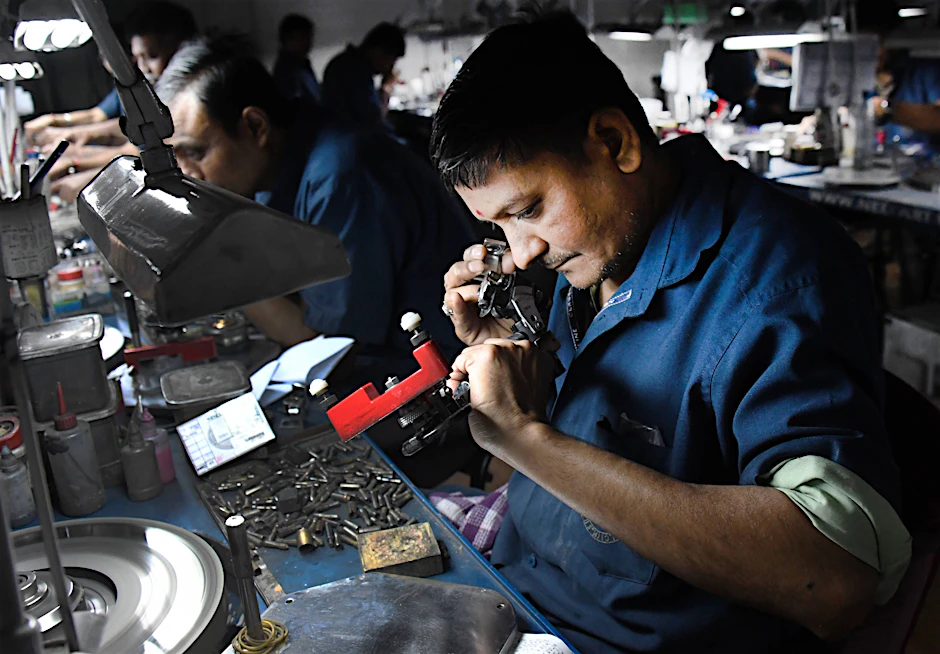 Mitarbeiter überprüfen die Qualität der Rohstoffe an einer Filiale von M. Suresh, einem indischen Unternehmen zur Produktion von Diamanten, in Wladiwostok, Russland. M. Suresh hat zumindest in der Vergangenheit auch mit den Rohdiamanten von Alrosa gearbeitet.&nbsp;