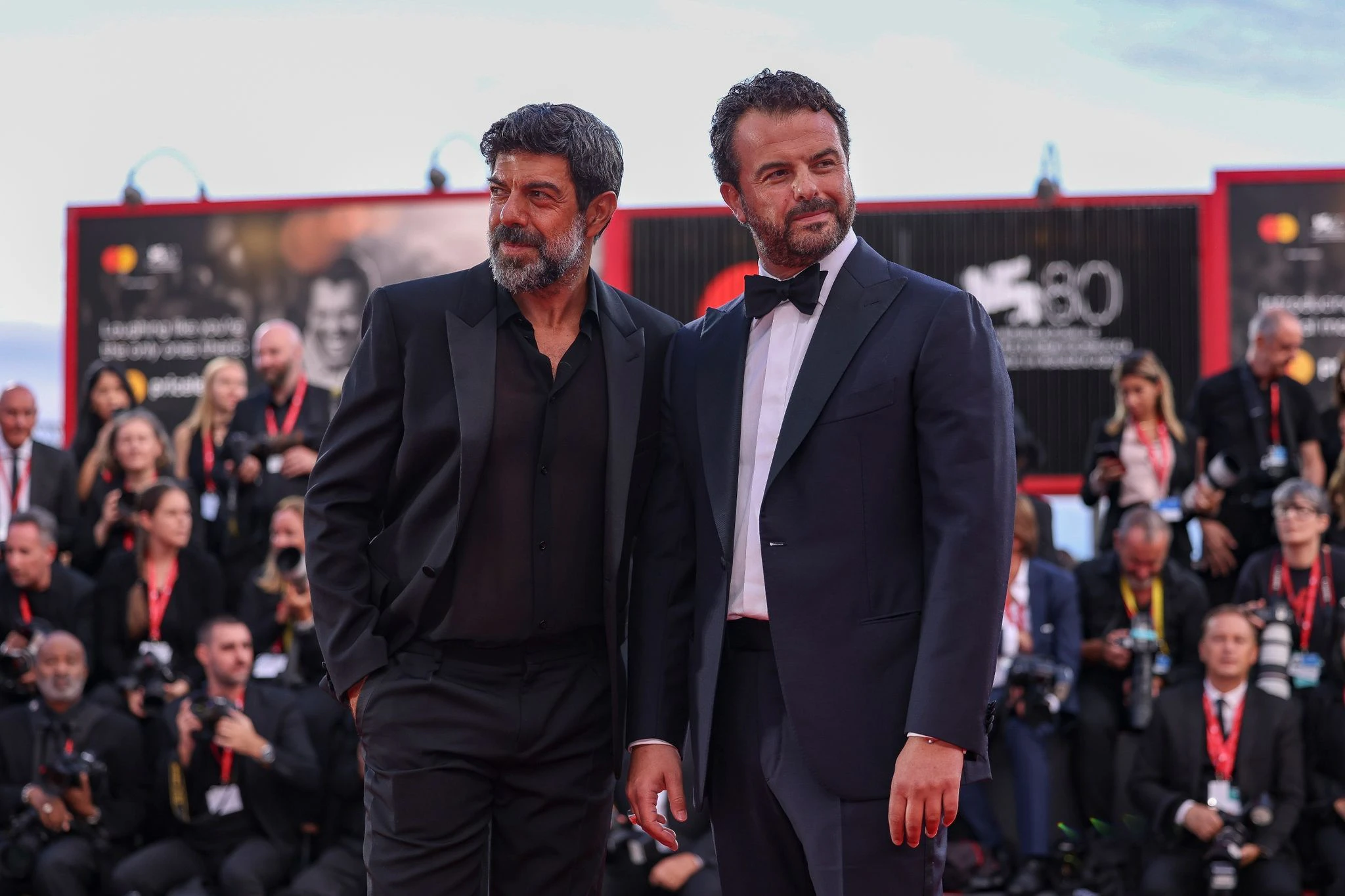 Regisseur Edoardo De Angelis (r) und Schauspieler Pierfrancesco Favino kommen zur Premiere ihres Films «Comandante».  