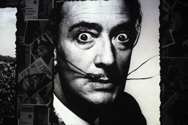 Sein Größenwahn kannte keine Grenzen. Salvador Dalí zählt zu den populärsten Künstlern der Welt, bekannt geworden durch seinen <strong>dekadenten Lebensstil, seinen Schnurrbart, seine provokativen Attitüden</strong> und seine <strong>bizarren, surrealistischen Gemälde</strong>.