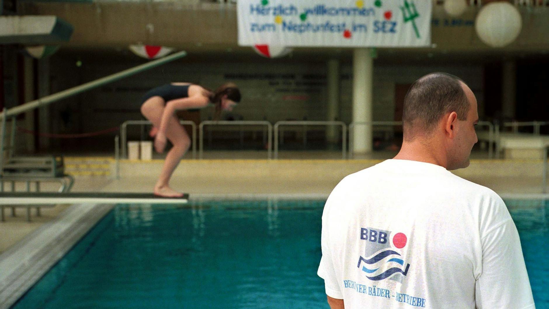 Wenn die Testphase in Freudenstadt erfolgreich beendet ist, könnten auch Bademeister in Berlin durch Künstliche Intelligenz entlastet werden.