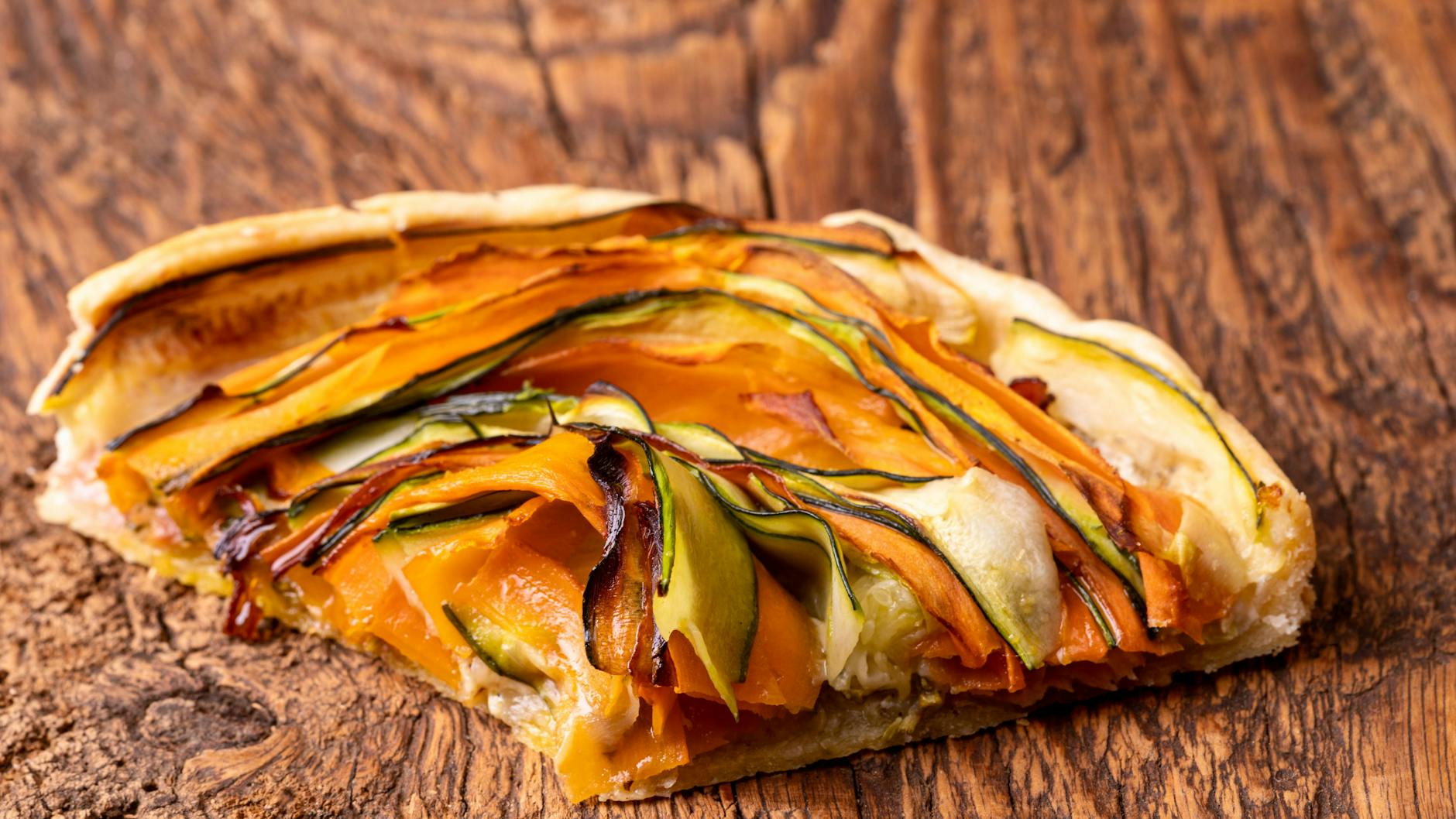 So gut schmeckt die Zucchini-Möhren-Tarte!