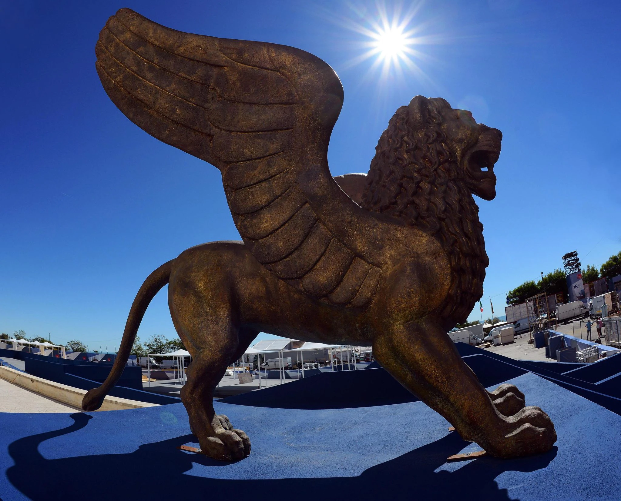 ARCHIV - Der geflügelte Goldene Löwe, Symbol des Internationalen Filmfestspiele von Venedig.  