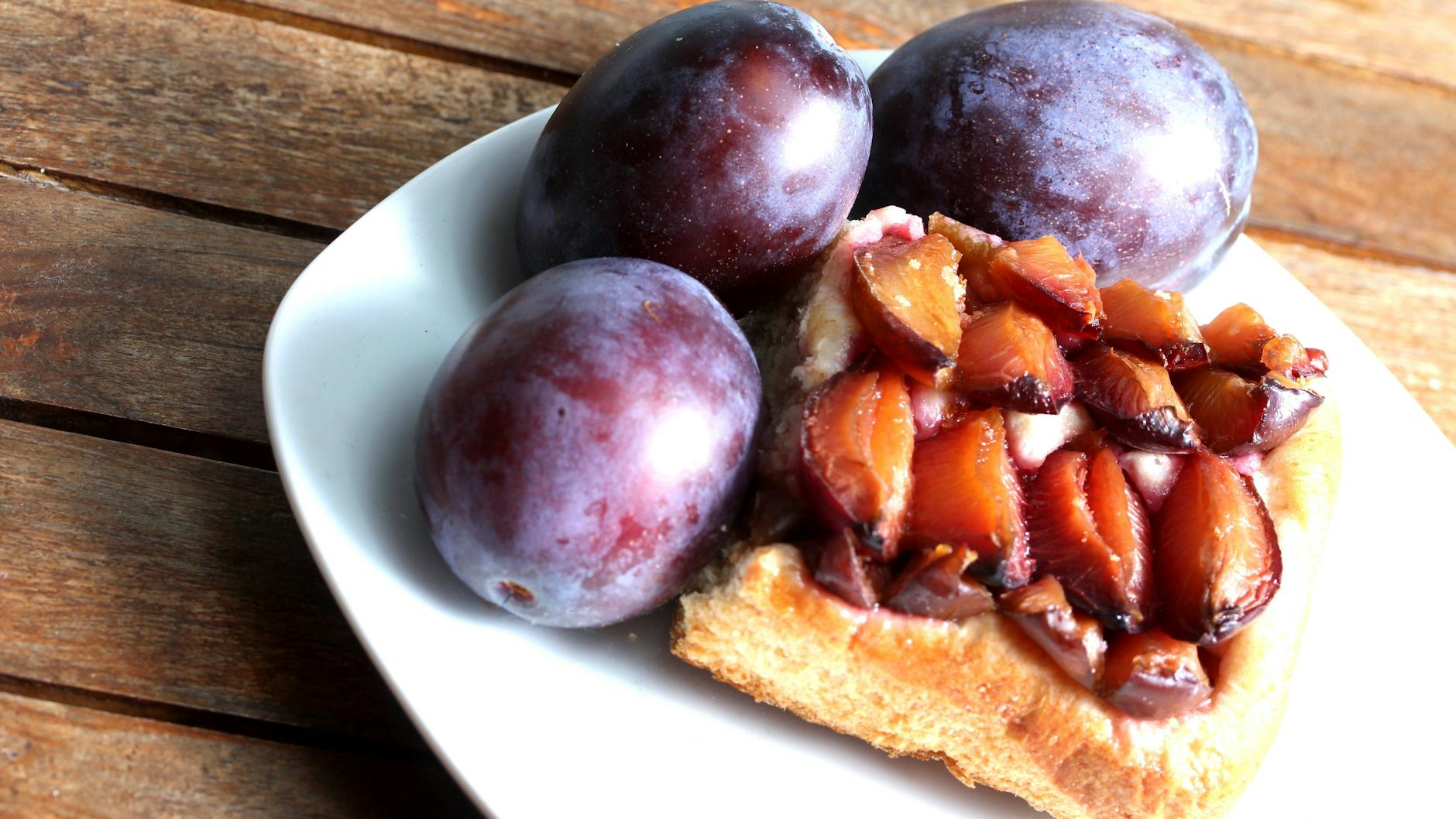 Der Zwetschgenkuchen kann rund oder auf dem Backblech gebacken werden.