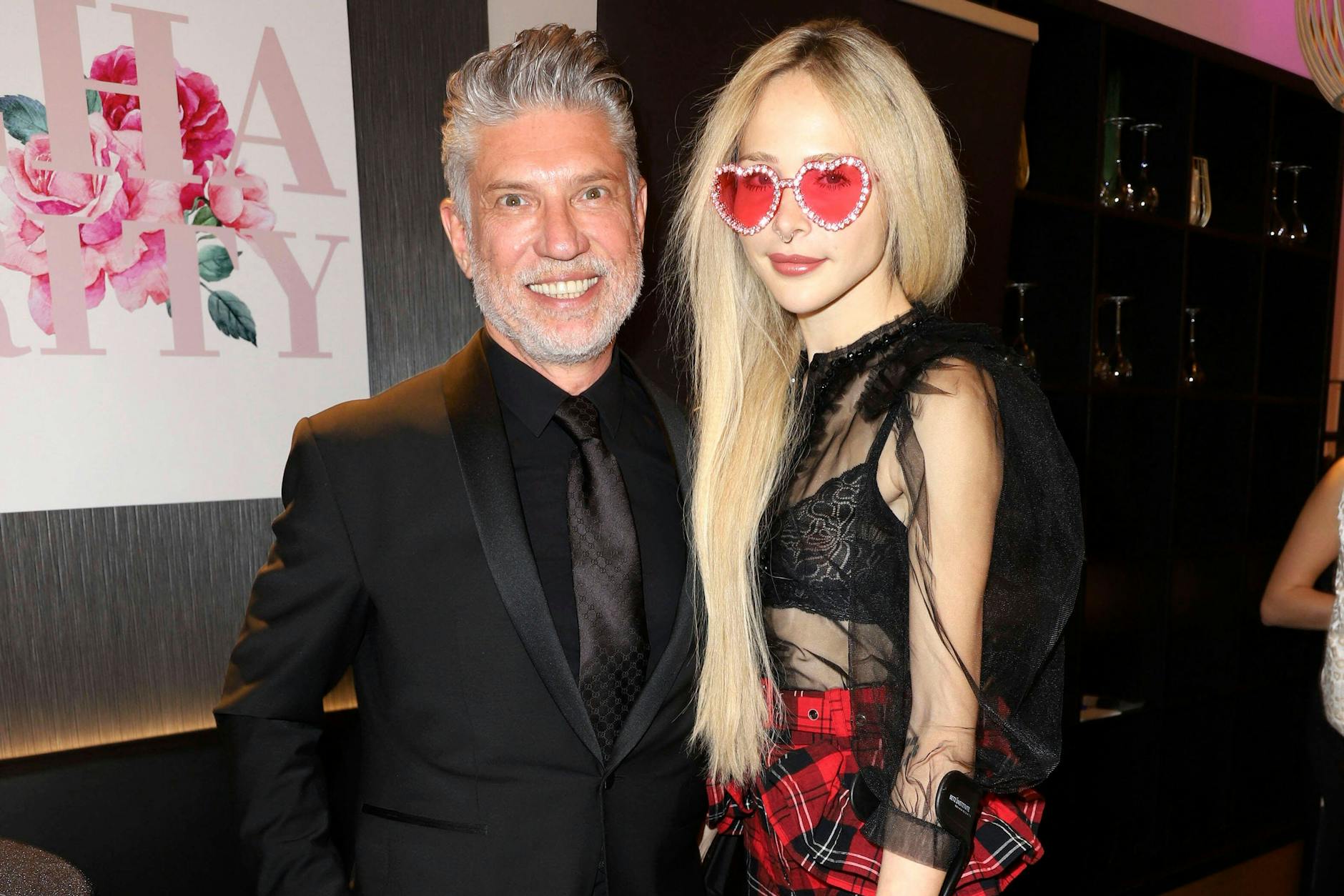 Theresia Fischer zeigte sich zusammen mit Ehemann Thomas im April 2022 auf Krücken.