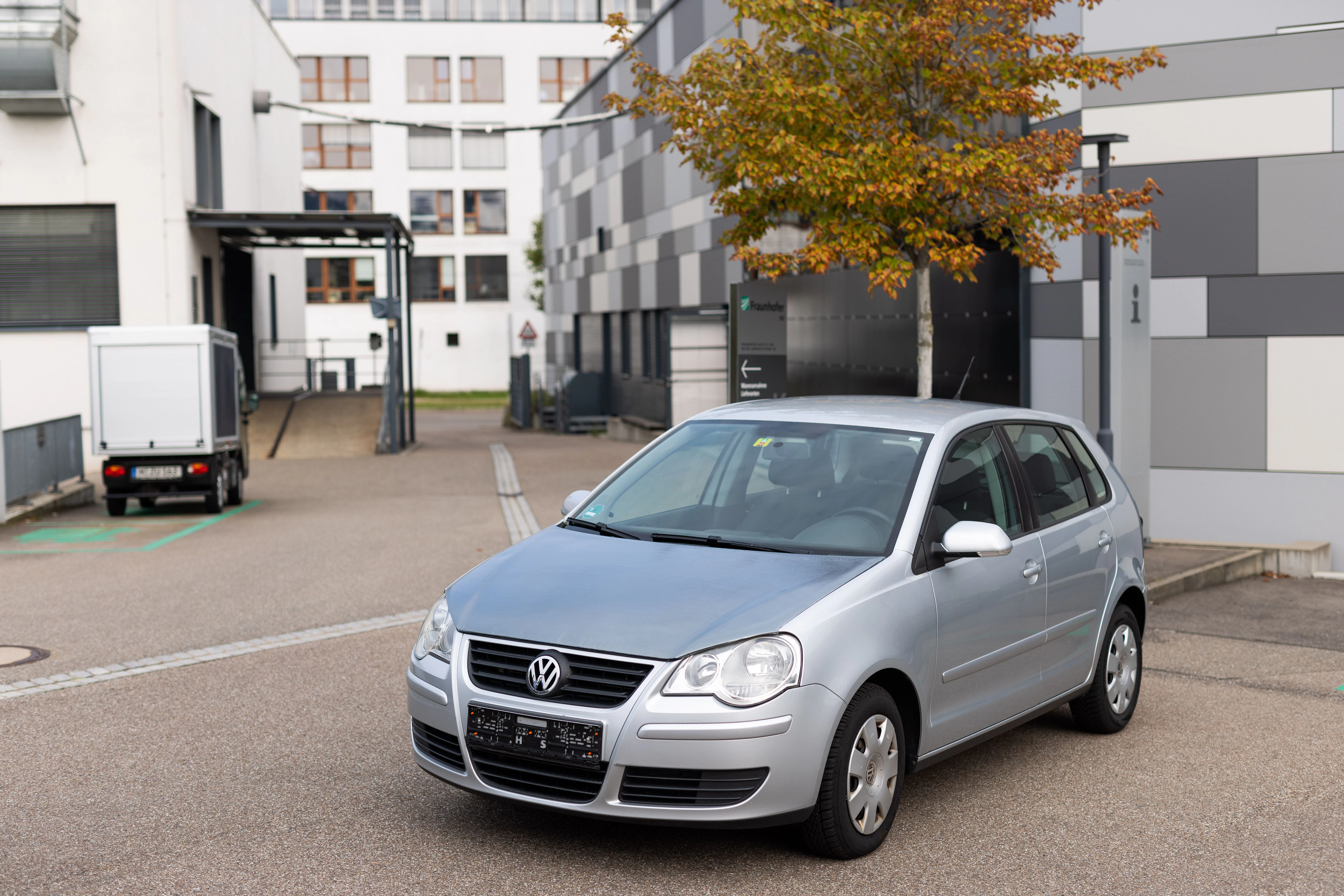 Ein Volkswagen Polo mit einer in Solarzellen gekleideten Motorhaube steht auf dem Gelände des Fraunhofer ISE.