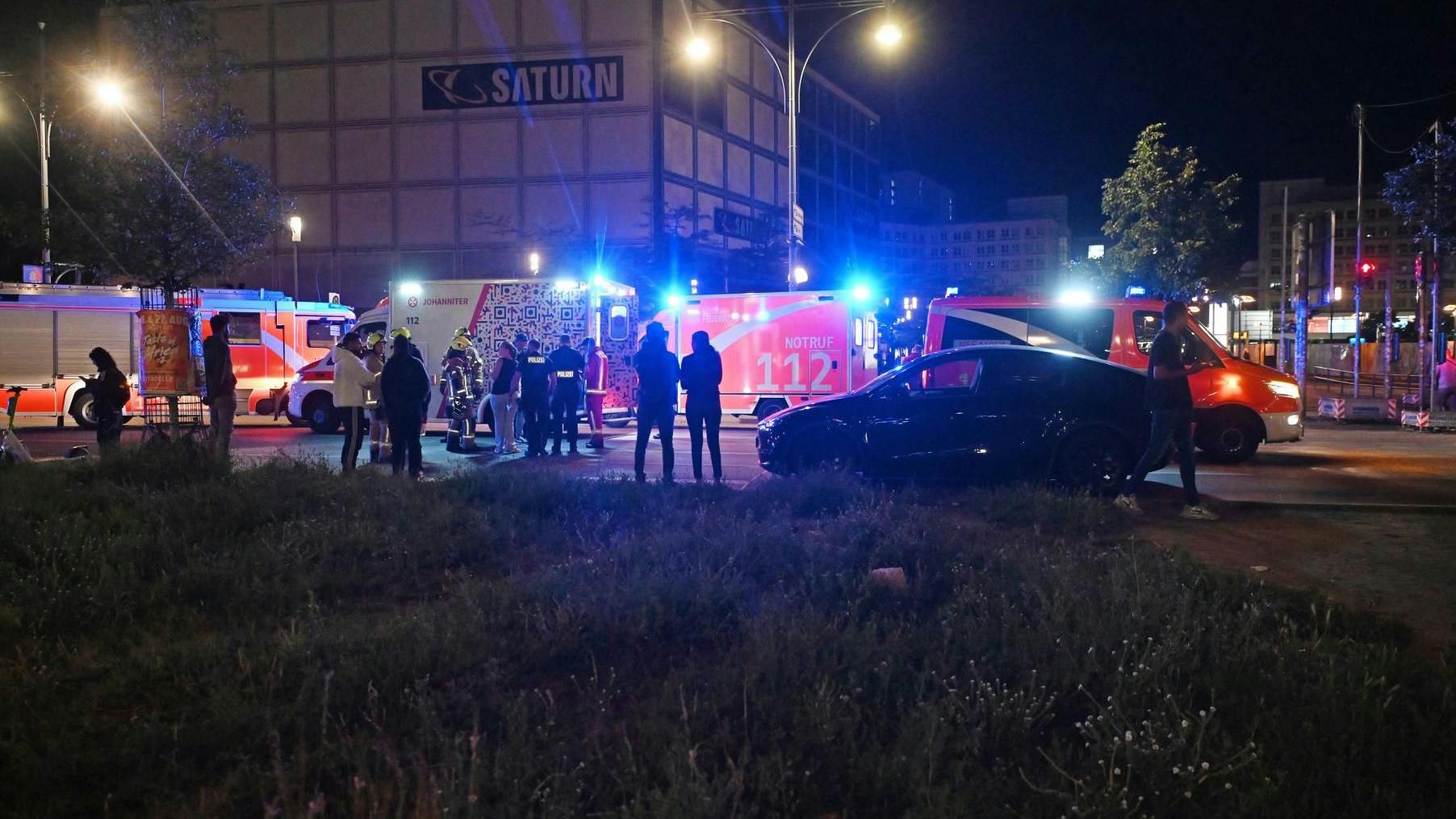 In Mitte wurde ein E-Rollerfahrer von einem Auto erfasst und schwer verletzt.