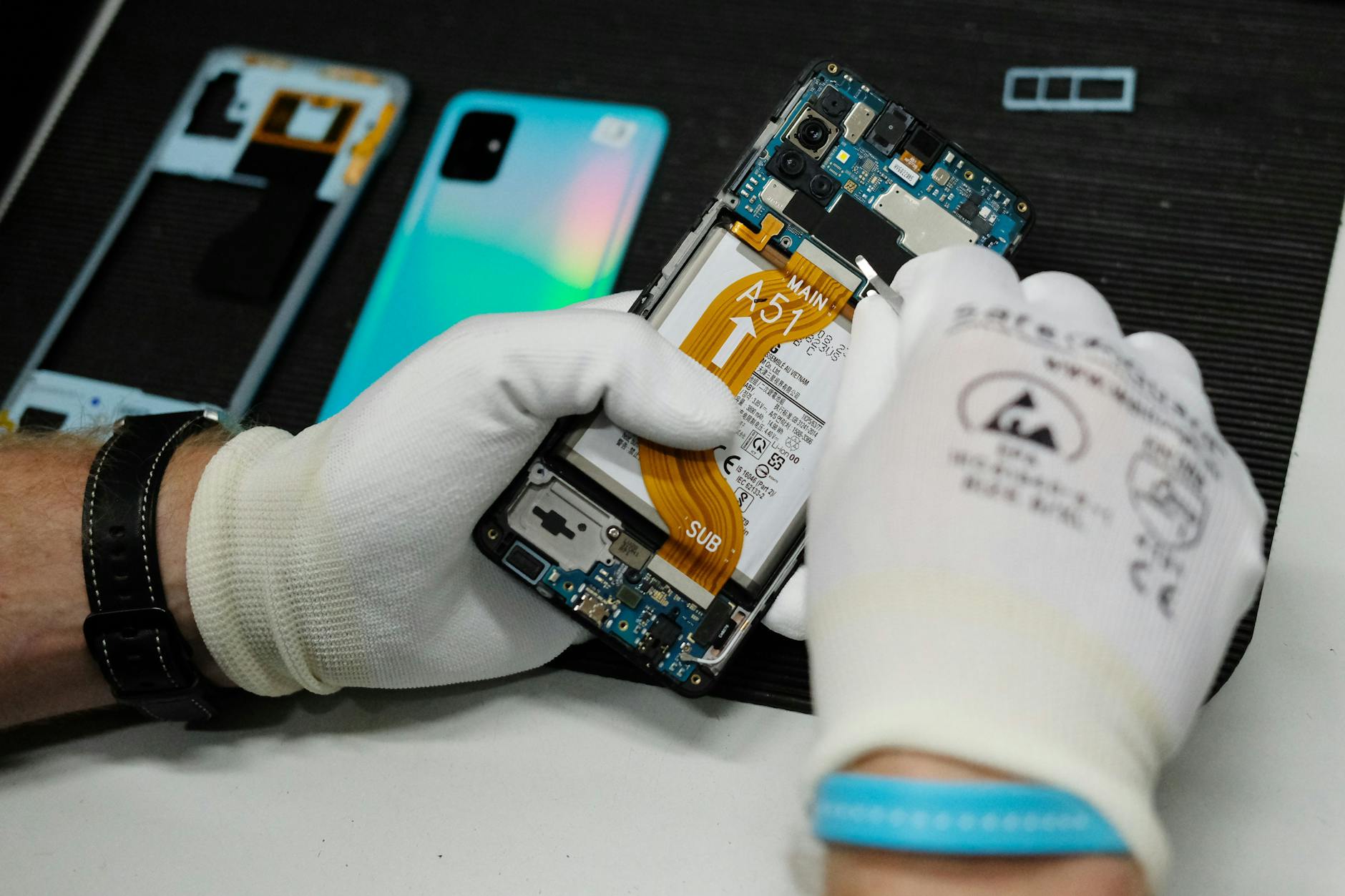 Retten statt Wegwerfen: Reparatur eines Mobiltelefones in der Werkstatt der Komsa AG.