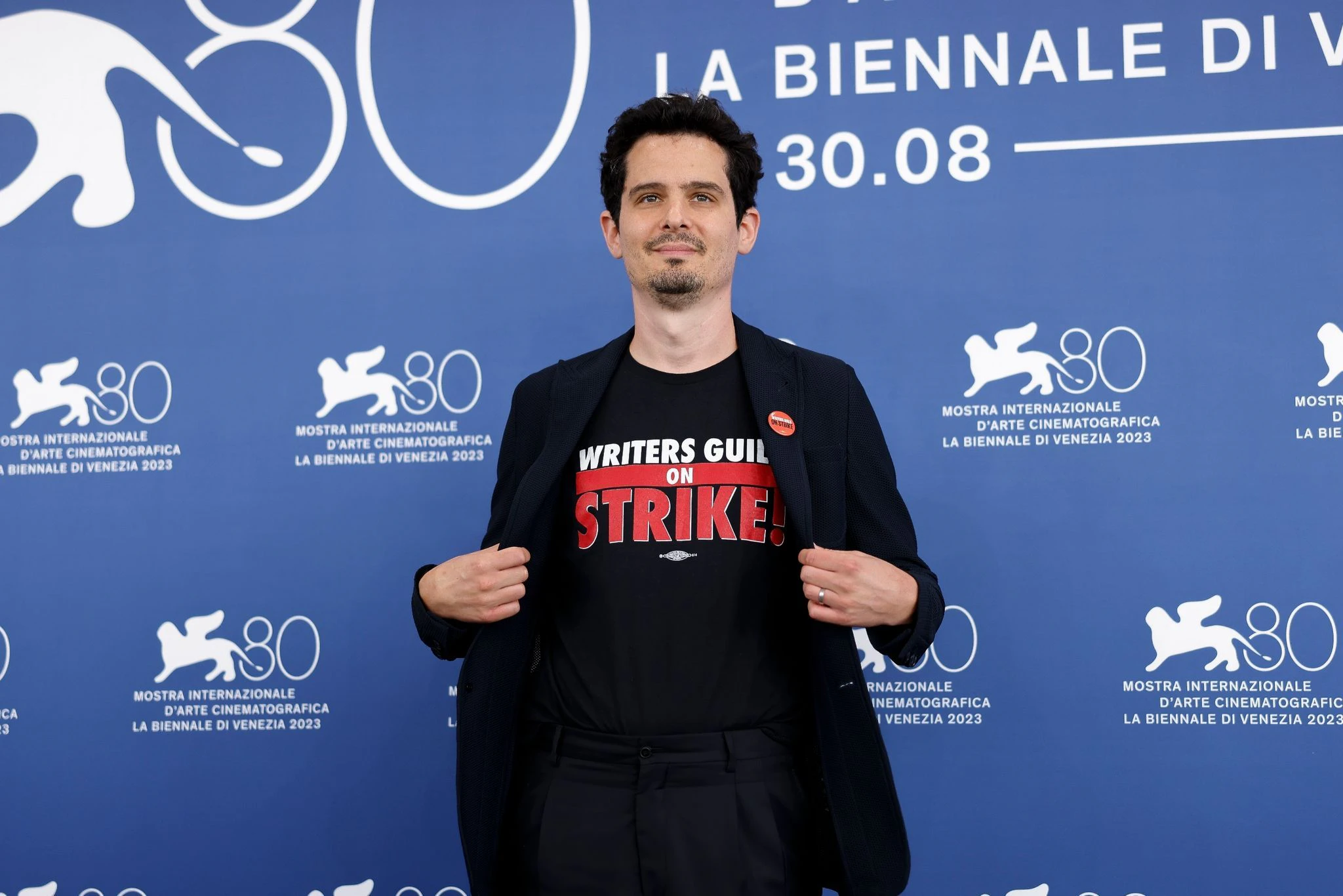 Jurypräsident Damien Chazelle
              trägt ein T-Shirt mit dem Slogan «Writers Guild on Strike» in Venedig.  