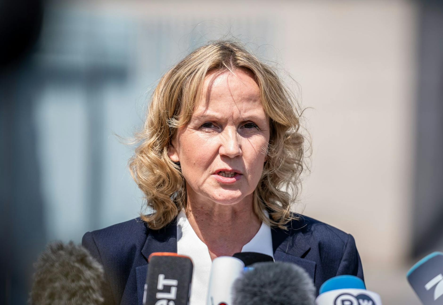 ARCHIV - Umweltministerin Steffi Lemke (Bündnis 90/Die Grünen) spricht bei einem Pressestatement.